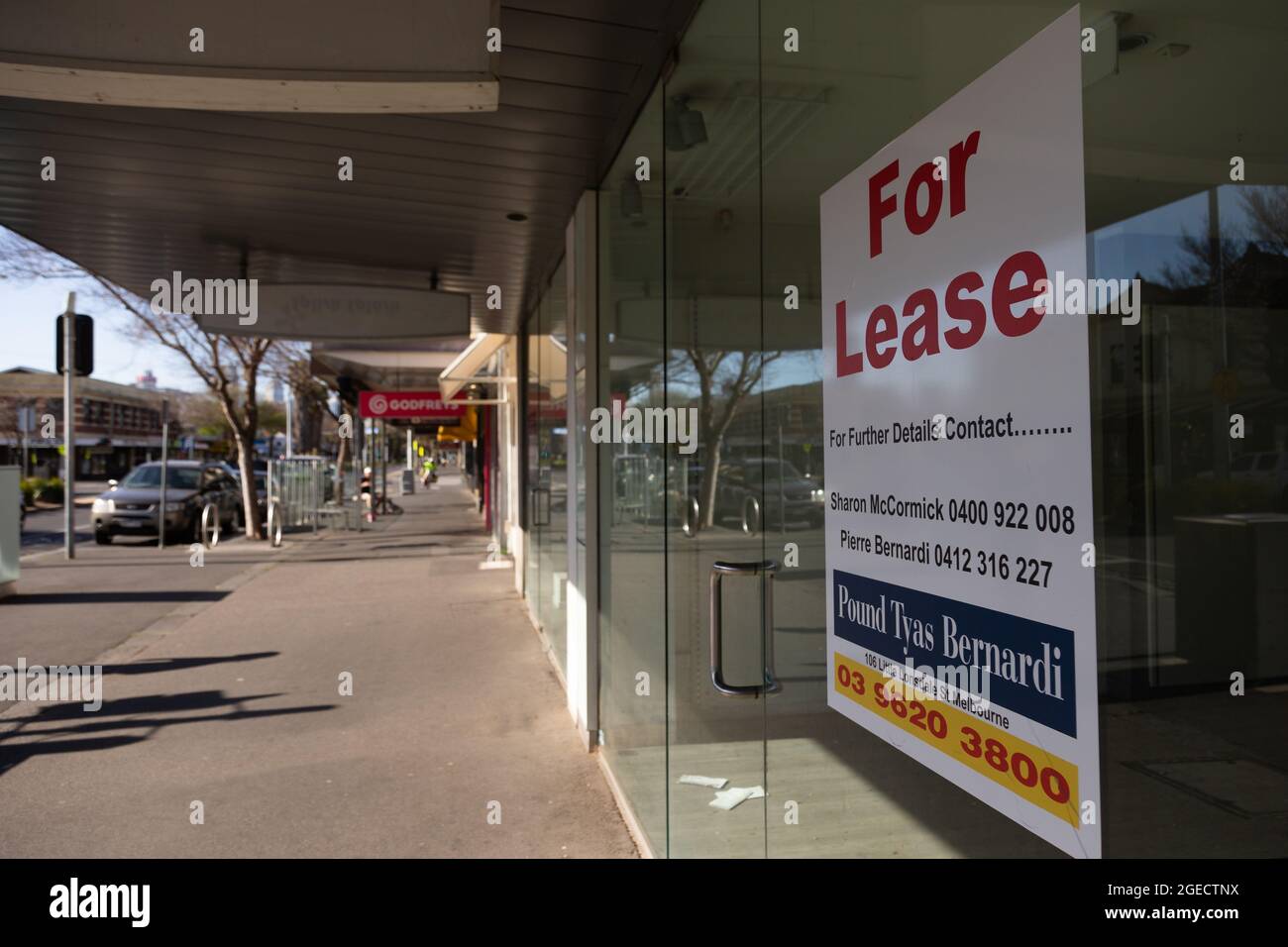 Melbourne, Australie, 8 septembre 2020. Un autre lieu de location est vu à Port Melbourne comme le marché immobilier bobine en vertu des restrictions de l'étape 4 pendant COVID-19 à Melbourne, en Australie. Les Melbourniens apprécient le soleil tandis que l'État de Victoria plonge plus profondément dans la récession avec une dépression qui semble plus probable, la confiance dans le gouvernement Andrews faiblit avec la publication de leur carte routière des restrictions les plus draconiennes et les plus durables au monde. La communauté médicale s'est heurtée contre le premier ministre Daniel Andrews, suggérant que son approche de la vision tunnel cause plus de dommages que le d Banque D'Images