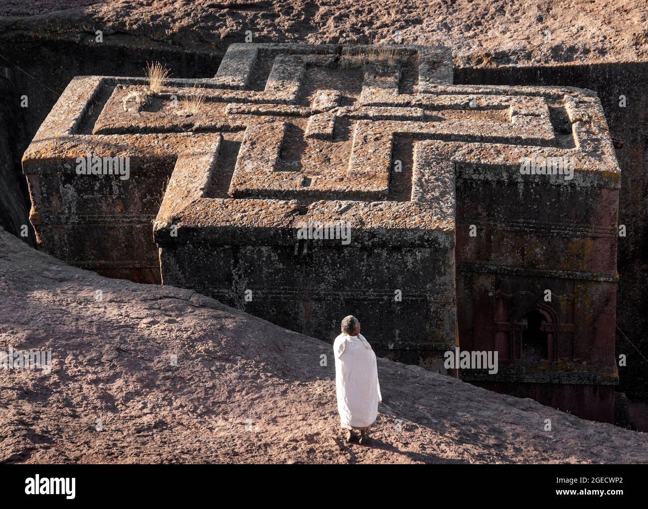 Prêtre orthodoxe copte à lalibela les anciennes églises monolithiques rock-hewn sont un site classé au patrimoine de l'UNESCO en ethiopie Banque D'Images