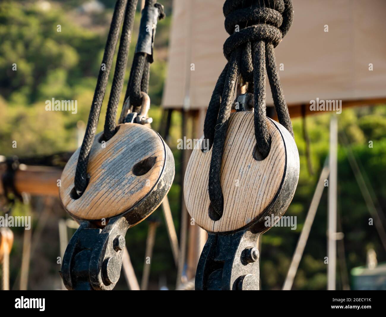 poulie de corde de bateau en bois, gros plan à bord Banque D'Images