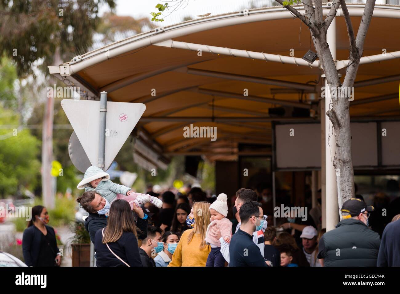 Melbourne, Australie, 25 octobre 2020. Un homme est vu tenir un enfant sur son épaule dans un marché du Sud de Melbourne emballé pendant COVID-19 à Melbourne, en Australie. Melbourne a été prise en otage par un Premier ministre peu disposé à s'ouvrir. Après avoir promis aujourd'hui aux entreprises et aux Melbournos de faire des annonces « significatives » sur l'assouplissement des restrictions, le Premier ministre Daniel Andrews a une fois de plus fait marche arrière sur ses engagements et a retardé la réouverture de Melbourne. Cela se produit lorsque la grappe du métro du Nord continue de croître. (Photo de Dave Hewitt/Speed Media) crédit : Dave Hewitt/Speed Media/Alamy Live News Banque D'Images Melbourne, Australie, 25 octobre 2020. Un homme est vu tenir un enfant sur son épaule dans un marché du Sud de Melbourne emballé pendant COVID-19 à Melbourne, en Australie. Melbourne a été prise en otage par un Premier ministre peu disposé à s'ouvrir. Après avoir promis aujourd'hui aux entreprises et aux Melbournos de faire des annonces « significatives » sur l'assouplissement des restrictions, le Premier ministre Daniel Andrews a une fois de plus fait marche arrière sur ses engagements et a retardé la réouverture de Melbourne. Cela se produit lorsque la grappe du métro du Nord continue de croître. (Photo de Dave Hewitt/Speed Media) crédit : Dave Hewitt/Speed Media/Alamy Live News Banque D'Images
