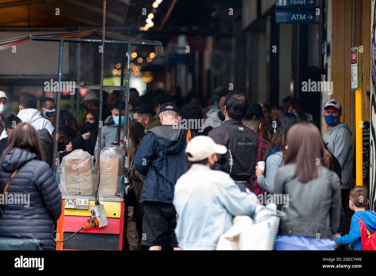 Melbourne, Australie, 25 octobre 2020. Les Melbourniens choisissent d'ignorer les restrictions de la COVID et de se mettre dans le marché sud de Melbourne comme des sardines pendant la COVID-19 à Melbourne, en Australie. Melbourne a été prise en otage par un Premier ministre peu disposé à s'ouvrir. Après avoir promis aujourd'hui aux entreprises et aux Melbournos de faire des annonces « significatives » sur l'assouplissement des restrictions, le Premier ministre Daniel Andrews a une fois de plus fait marche arrière sur ses engagements et a retardé la réouverture de Melbourne. Cela se produit lorsque la grappe du métro du Nord continue de croître. (Photo de Dave Hewitt/Speed Media) crédit : Dave Hewitt/Speed Media/A Banque D'Images Melbourne, Australie, 25 octobre 2020. Les Melbourniens choisissent d'ignorer les restrictions de la COVID et de se mettre dans le marché sud de Melbourne comme des sardines pendant la COVID-19 à Melbourne, en Australie. Melbourne a été prise en otage par un Premier ministre peu disposé à s'ouvrir. Après avoir promis aujourd'hui aux entreprises et aux Melbournos de faire des annonces « significatives » sur l'assouplissement des restrictions, le Premier ministre Daniel Andrews a une fois de plus fait marche arrière sur ses engagements et a retardé la réouverture de Melbourne. Cela se produit lorsque la grappe du métro du Nord continue de croître. (Photo de Dave Hewitt/Speed Media) crédit : Dave Hewitt/Speed Media/A Banque D'Images