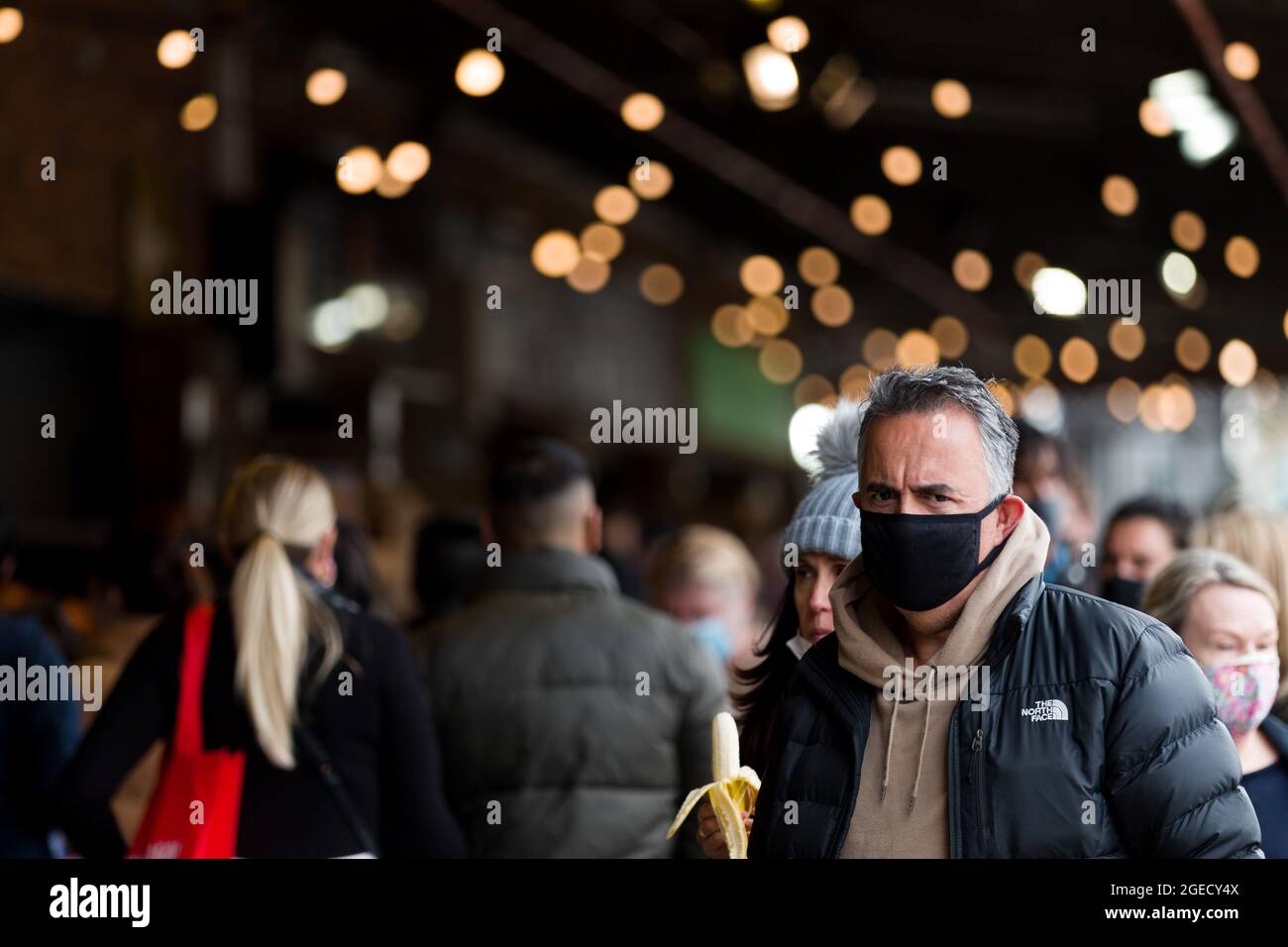 Melbourne, Australie, 25 octobre 2020. Un homme est vu marcher dans un marché du Sud de Melbourne bourré pendant la COVID-19 à Melbourne, en Australie. Melbourne a été prise en otage par un Premier ministre peu disposé à s'ouvrir. Après avoir promis aujourd'hui aux entreprises et aux Melbournos de faire des annonces « significatives » sur l'assouplissement des restrictions, le Premier ministre Daniel Andrews a une fois de plus fait marche arrière sur ses engagements et a retardé la réouverture de Melbourne. Cela se produit lorsque la grappe du métro du Nord continue de croître. (Photo de Dave Hewitt/Speed Media) crédit : Dave Hewitt/Speed Media/Alamy Live News Banque D'Images Melbourne, Australie, 25 octobre 2020. Un homme est vu marcher dans un marché du Sud de Melbourne bourré pendant la COVID-19 à Melbourne, en Australie. Melbourne a été prise en otage par un Premier ministre peu disposé à s'ouvrir. Après avoir promis aujourd'hui aux entreprises et aux Melbournos de faire des annonces « significatives » sur l'assouplissement des restrictions, le Premier ministre Daniel Andrews a une fois de plus fait marche arrière sur ses engagements et a retardé la réouverture de Melbourne. Cela se produit lorsque la grappe du métro du Nord continue de croître. (Photo de Dave Hewitt/Speed Media) crédit : Dave Hewitt/Speed Media/Alamy Live News Banque D'Images