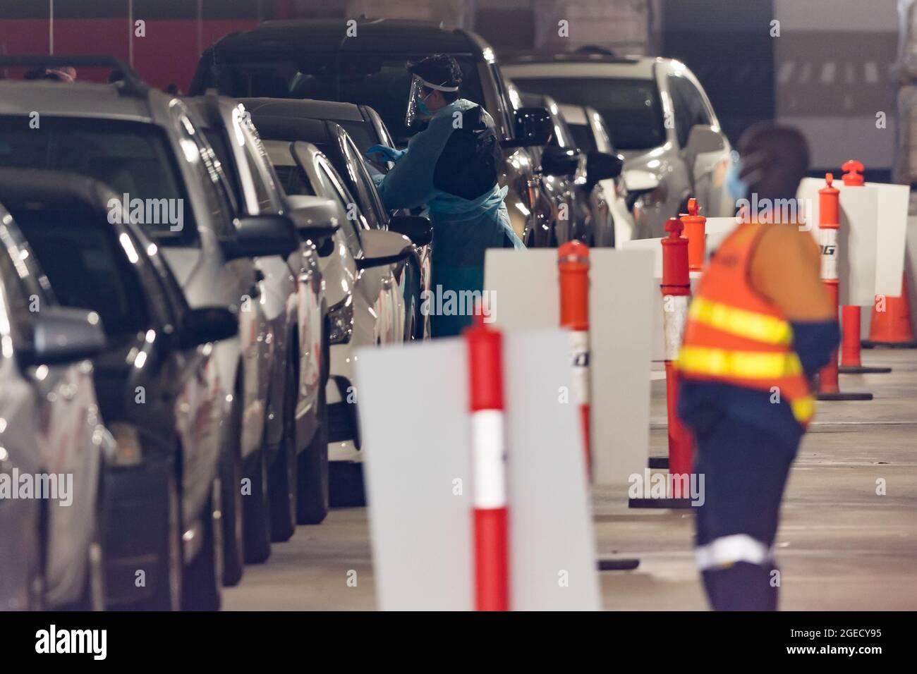 Melbourne, Australie, 25 octobre 2020. Des centaines d'habitants de la région se préparent pour des essais à Northland pendant la COVID-19 à Melbourne, en Australie. Melbourne a été prise en otage par un Premier ministre peu disposé à s'ouvrir. Après avoir promis aujourd'hui aux entreprises et aux Melbournos de faire des annonces « significatives » sur l'assouplissement des restrictions, le Premier ministre Daniel Andrews a une fois de plus fait marche arrière sur ses engagements et a retardé la réouverture de Melbourne. Cela se produit lorsque la grappe du métro du Nord continue de croître. (Photo de Dave Hewitt/Speed Media) crédit : Dave Hewitt/Speed Media/Alamy Live News Banque D'Images
