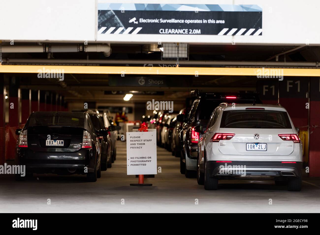 Melbourne, Australie, 25 octobre 2020. Les conducteurs attendent jusqu'à une heure et quarante minutes pour se faire tester à Northland pendant la COVID-19 à Melbourne, en Australie. Melbourne a été prise en otage par un Premier ministre peu disposé à s'ouvrir. Après avoir promis aujourd'hui aux entreprises et aux Melbournos de faire des annonces « significatives » sur l'assouplissement des restrictions, le Premier ministre Daniel Andrews a une fois de plus fait marche arrière sur ses engagements et a retardé la réouverture de Melbourne. Cela se produit lorsque la grappe du métro du Nord continue de croître. (Photo de Dave Hewitt/Speed Media) crédit : Dave Hewitt/Speed Media/Alamy Live News Banque D'Images Melbourne, Australie, 25 octobre 2020. Les conducteurs attendent jusqu'à une heure et quarante minutes pour se faire tester à Northland pendant la COVID-19 à Melbourne, en Australie. Melbourne a été prise en otage par un Premier ministre peu disposé à s'ouvrir. Après avoir promis aujourd'hui aux entreprises et aux Melbournos de faire des annonces « significatives » sur l'assouplissement des restrictions, le Premier ministre Daniel Andrews a une fois de plus fait marche arrière sur ses engagements et a retardé la réouverture de Melbourne. Cela se produit lorsque la grappe du métro du Nord continue de croître. (Photo de Dave Hewitt/Speed Media) crédit : Dave Hewitt/Speed Media/Alamy Live News Banque D'Images