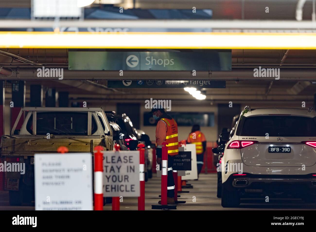 Melbourne, Australie, 25 octobre 2020. Les habitants de la région se préparent à être testés à mesure que la grappe Preston grandit pendant la période COVID-19 à Melbourne, en Australie. Melbourne a été prise en otage par un Premier ministre peu disposé à s'ouvrir. Après avoir promis aujourd'hui aux entreprises et aux Melbournos de faire des annonces « significatives » sur l'assouplissement des restrictions, le Premier ministre Daniel Andrews a une fois de plus fait marche arrière sur ses engagements et a retardé la réouverture de Melbourne. Cela se produit lorsque la grappe du métro du Nord continue de croître. (Photo de Dave Hewitt/Speed Media) crédit : Dave Hewitt/Speed Media/Alamy Live News Banque D'Images Melbourne, Australie, 25 octobre 2020. Les habitants de la région se préparent à être testés à mesure que la grappe Preston grandit pendant la période COVID-19 à Melbourne, en Australie. Melbourne a été prise en otage par un Premier ministre peu disposé à s'ouvrir. Après avoir promis aujourd'hui aux entreprises et aux Melbournos de faire des annonces « significatives » sur l'assouplissement des restrictions, le Premier ministre Daniel Andrews a une fois de plus fait marche arrière sur ses engagements et a retardé la réouverture de Melbourne. Cela se produit lorsque la grappe du métro du Nord continue de croître. (Photo de Dave Hewitt/Speed Media) crédit : Dave Hewitt/Speed Media/Alamy Live News Banque D'Images