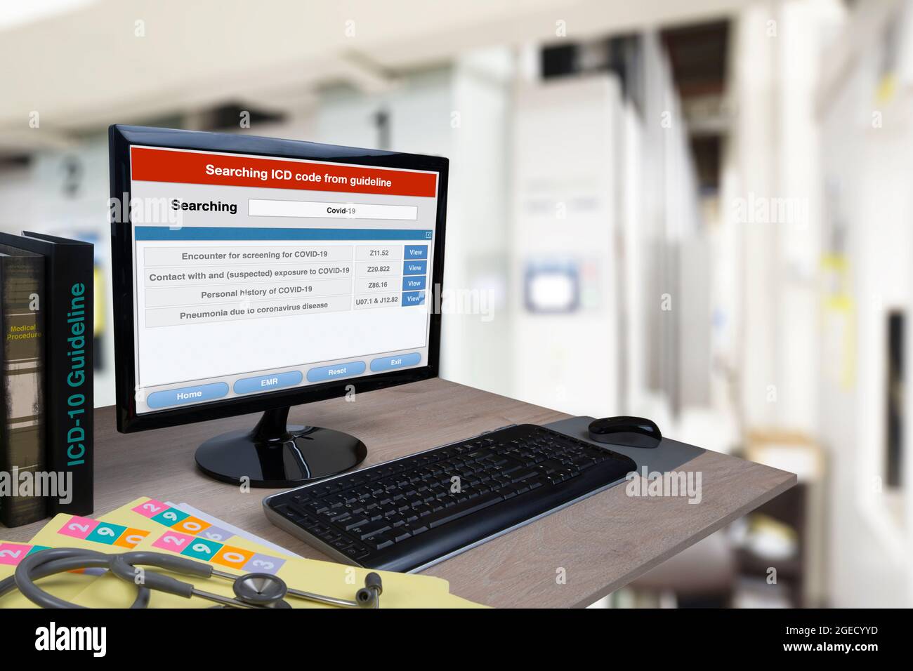 Utilisation du système de dossiers médicaux pour rechercher le code de maladies COVID-19 de la directive CIM-10 affichée sur un moniteur d'ordinateur. Banque D'Images
