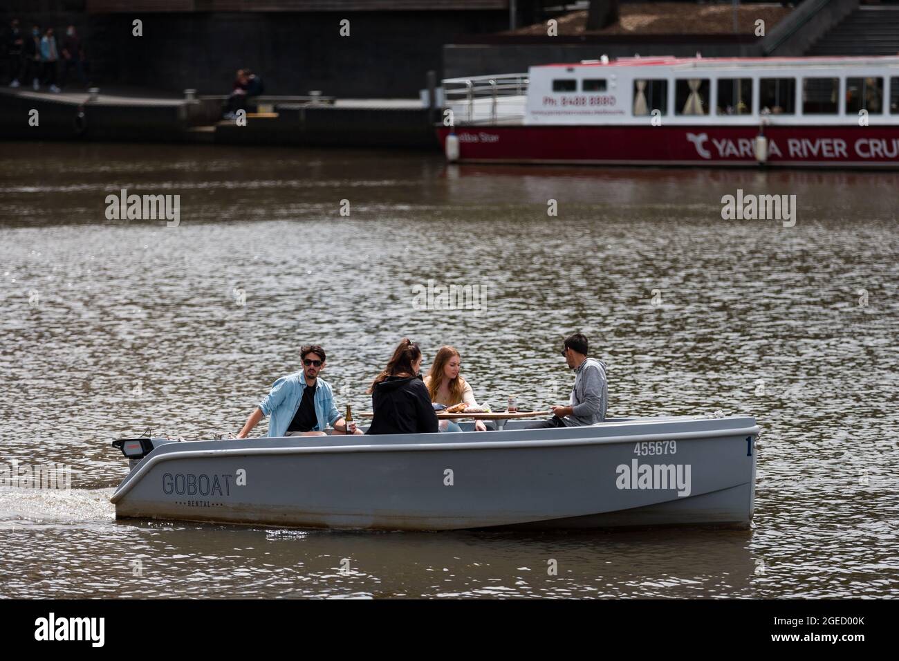 Melbourne, Australie, 7 novembre 2020. Un petit bateau de croisière est vu avec des amis en train de déjeuner pendant le COVID-19 à Melbourne. Avec plus d'une semaine de zéro cas à Victoria, le premier ministre Daniel Andrews devrait faire dimanche des annonces importantes sur la poursuite de l'assouplissement des restrictions. (Photo de Dave Hewitt/Speed Media) crédit : Dave Hewitt/Speed Media/Alamy Live News Banque D'Images