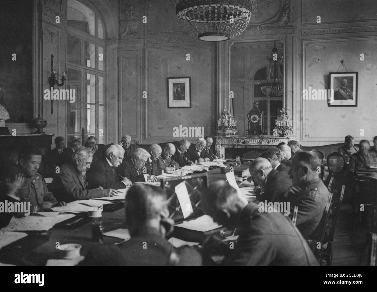 VERSAILLES, FRANCE - 1919 - divers diplomates et officiers militaires qui étaient membres d'un comité des nations alliées lisant des documents relatifs à Banque D'Images