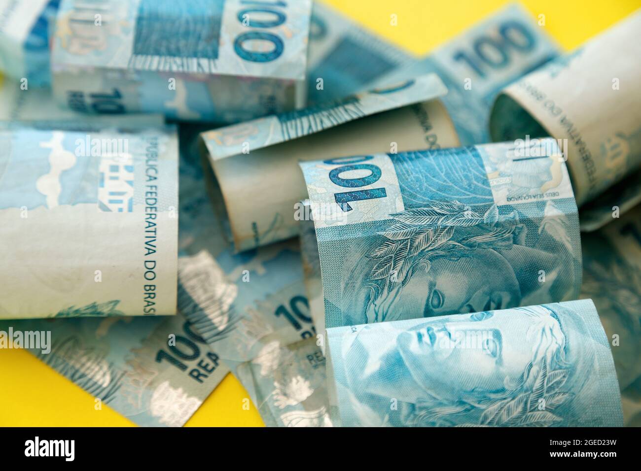 L'argent du Brésil s'est accumulé - détail en centaines de reais de billets étalés à la surface Banque D'Images
