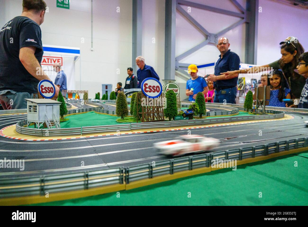 Les enfants apprécieront les activités familiales du British Motor Show. Le British Motor Show ouvre pour une exposition de trois jours sur les sports mécaniques, les voitures classiques, les voitures électriques et les supervoitures au Farnborough International Exhibition and Conference Centre. Banque D'Images