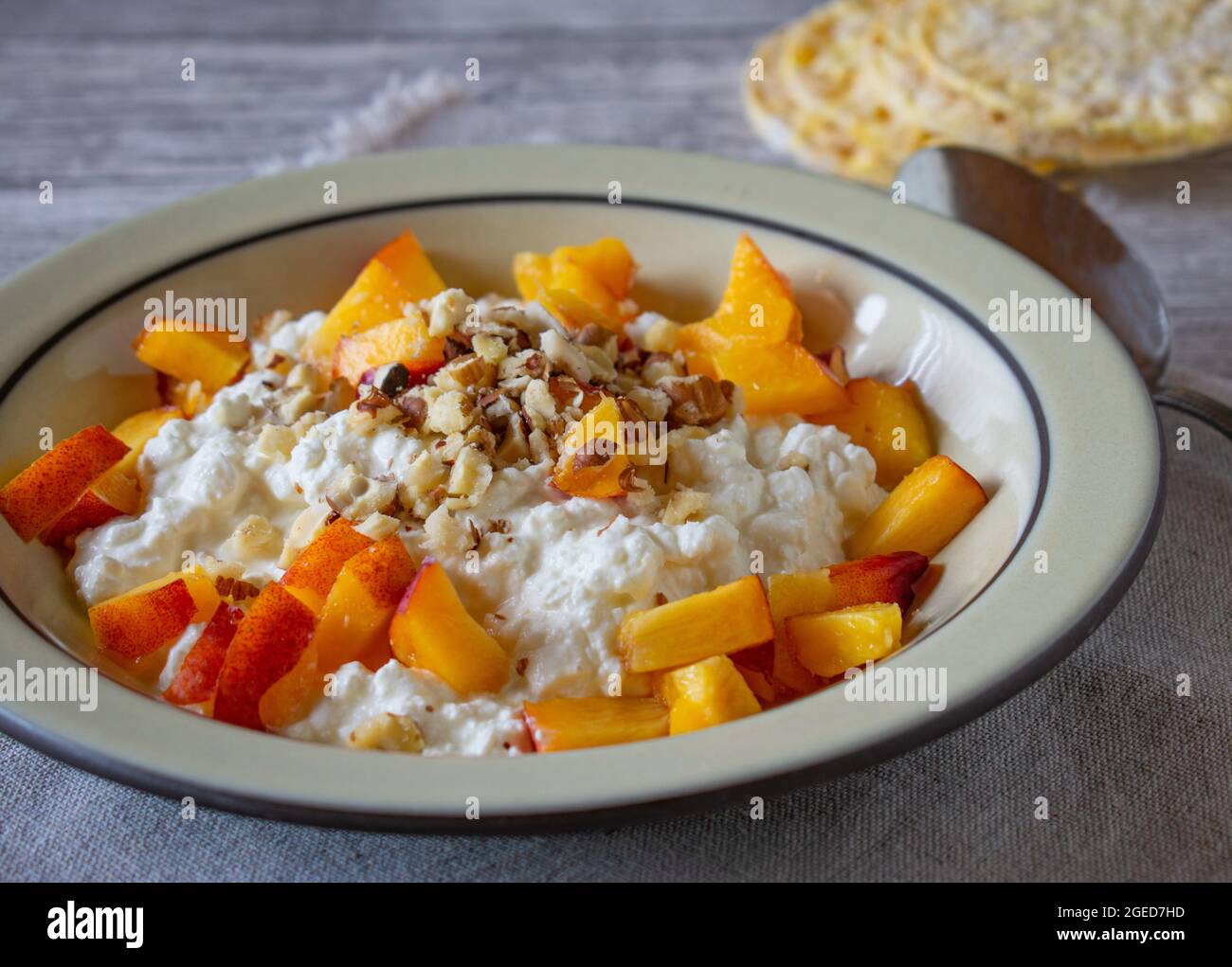Bol de petit déjeuner sain avec du fromage cottage à faible teneur en matières grasses, des fruits et des noix. Banque D'Images
