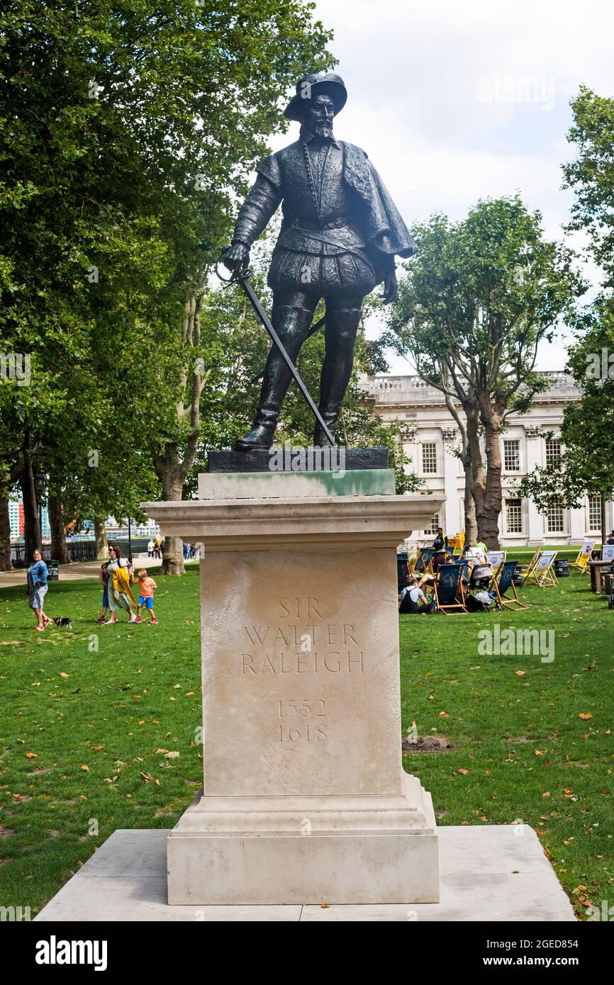 Greenwich, Londres, 2021. La statue de Sir Walter Raleigh se trouve fièrement à l'extérieur du Royal Naval College. Il était un favori de la reine Elizabeth I parce que o Banque D'Images