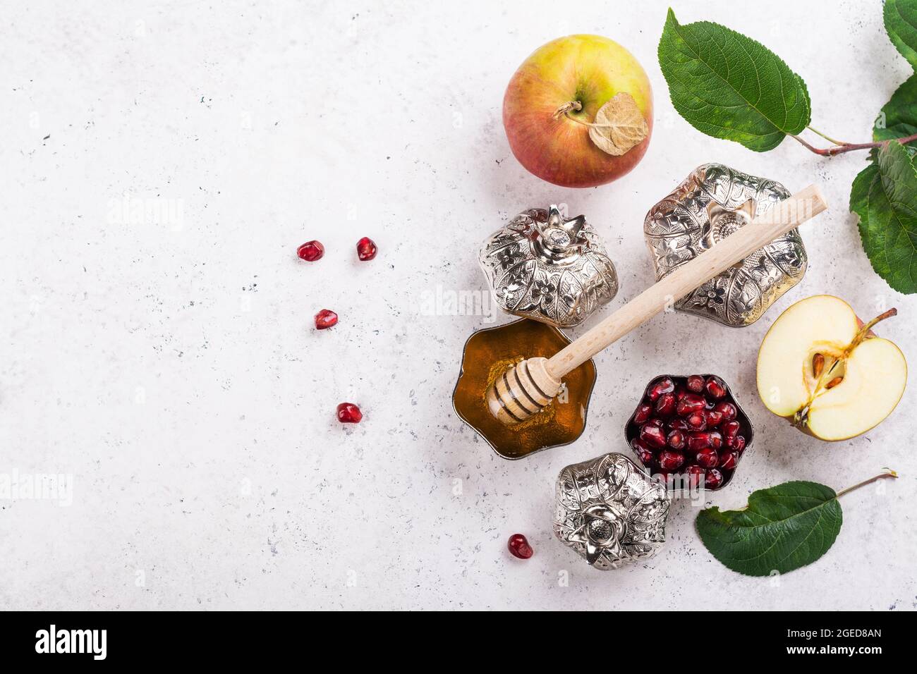 Joyeux Rosh Hashanah vacances fond. Symboles traditionnels du nouvel an juif - grenade, pommes, corne de shofar et miel. Vue de dessus. Copier l'espace Banque D'Images