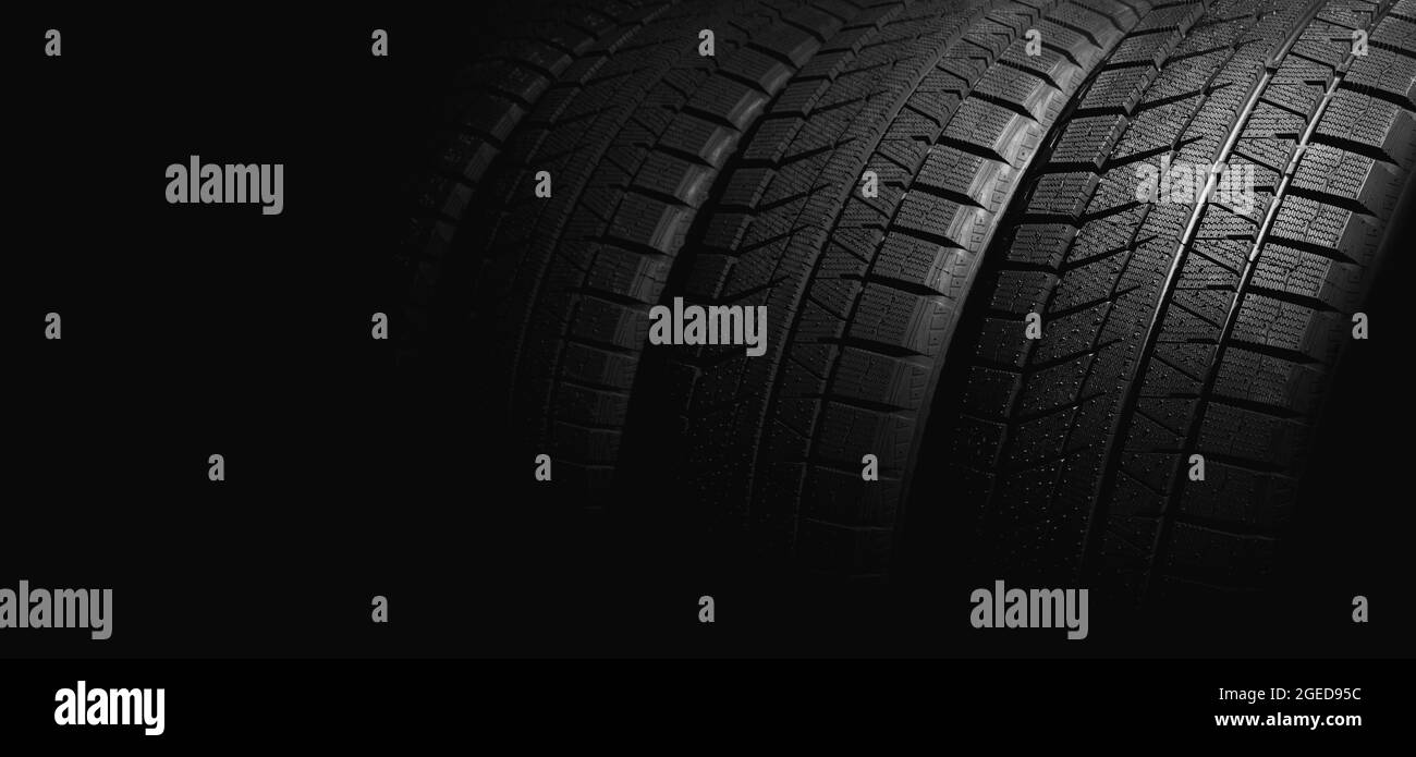 nouveaux pneus d'hiver sur fond noir. espace de copie Banque D'Images