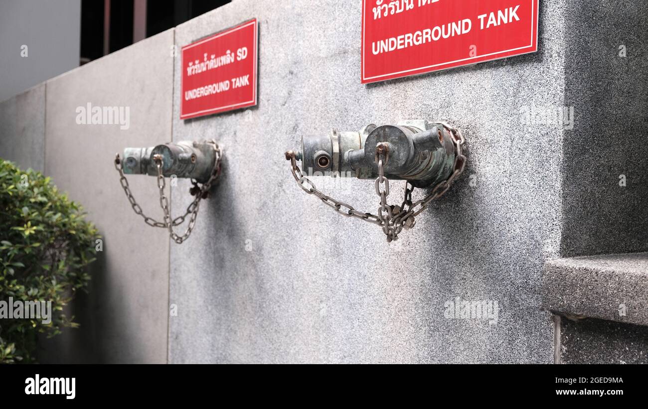 Réservoir souterrain de l'eau Spicket incendie Hydrant robinets de feu robinets de l'extérieur du mur du centre commercial Siam Discovery Centre à Bangkok en Thaïlande Banque D'Images