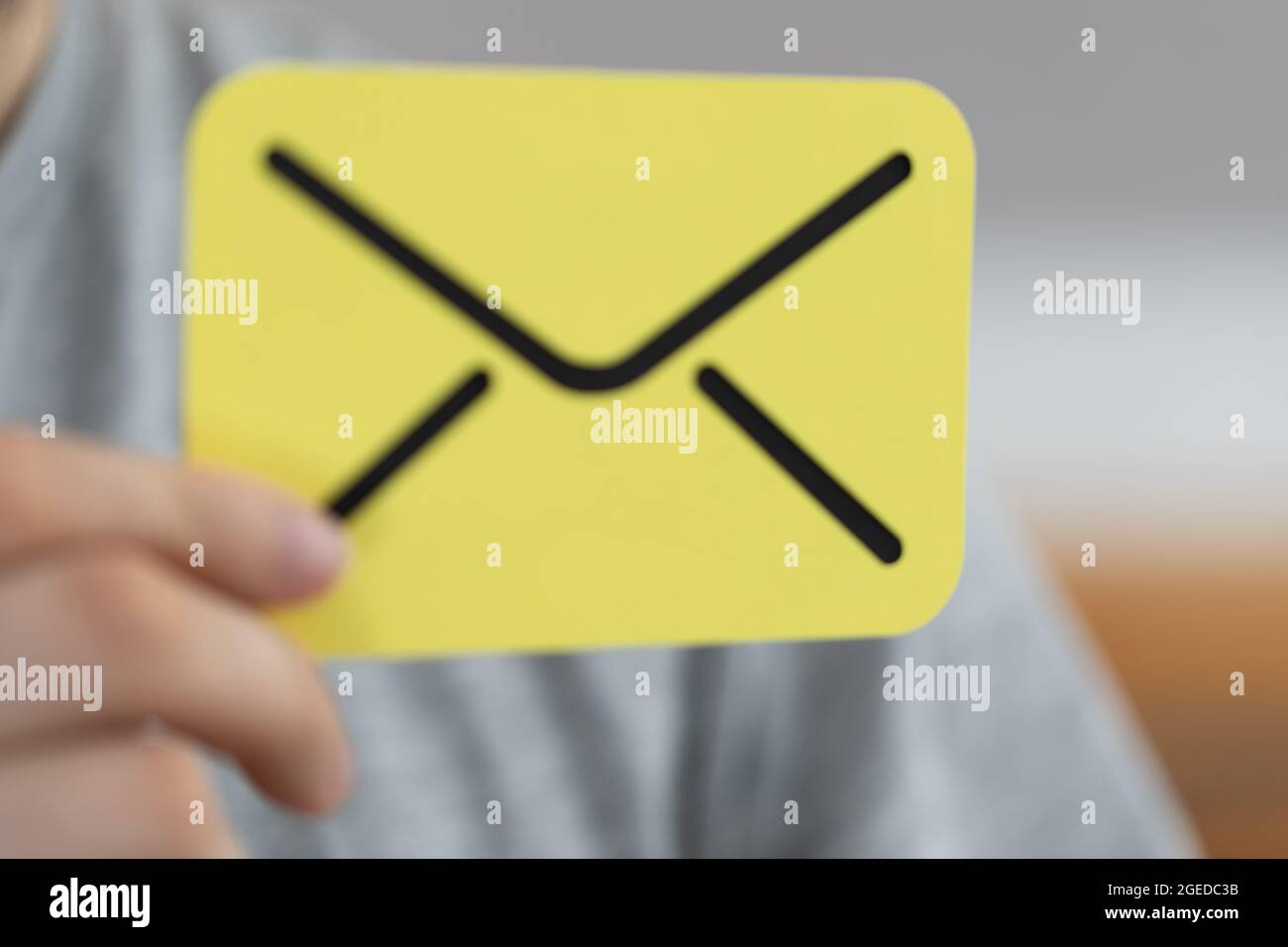 Illustration numérique de l'e-mail dans la main du mâle Banque D'Images