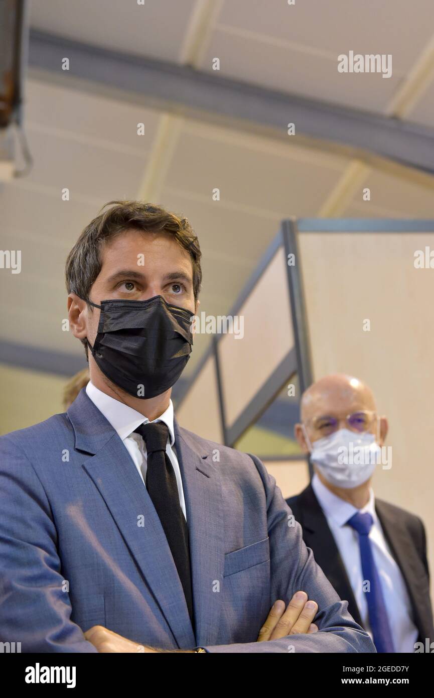 Gabriel Attal (Front), porte-parole du gouvernement avec Henri Carbuccia, délégué de l'Agence régionale de la Santé (ARS) du Var.le passe sanitaire pour les magasins et les restaurants est mis en œuvre progressivement depuis le début du mois d'août. L'objectif du gouvernement est d'avoir au moins 50 millions de personnes qui recevront leur première injection de vaccin Covid-19 d'ici la fin du mois d'août. Les fonctionnaires augmentent leurs visites dans les établissements de santé pour s'assurer que les règles sont appliquées et pour éclairer les professions touchées par les nouvelles exigences de vaccination. Banque D'Images