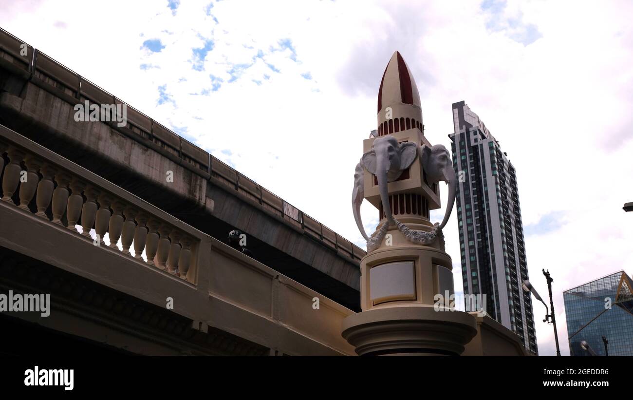 Elephant's Head Bridge Chaloem la 56 Bridge aka Hua Chang Bridge route Phayathai sites anciens Bangkok Thaïlande sites anciens enregistrés à Bangkok Banque D'Images