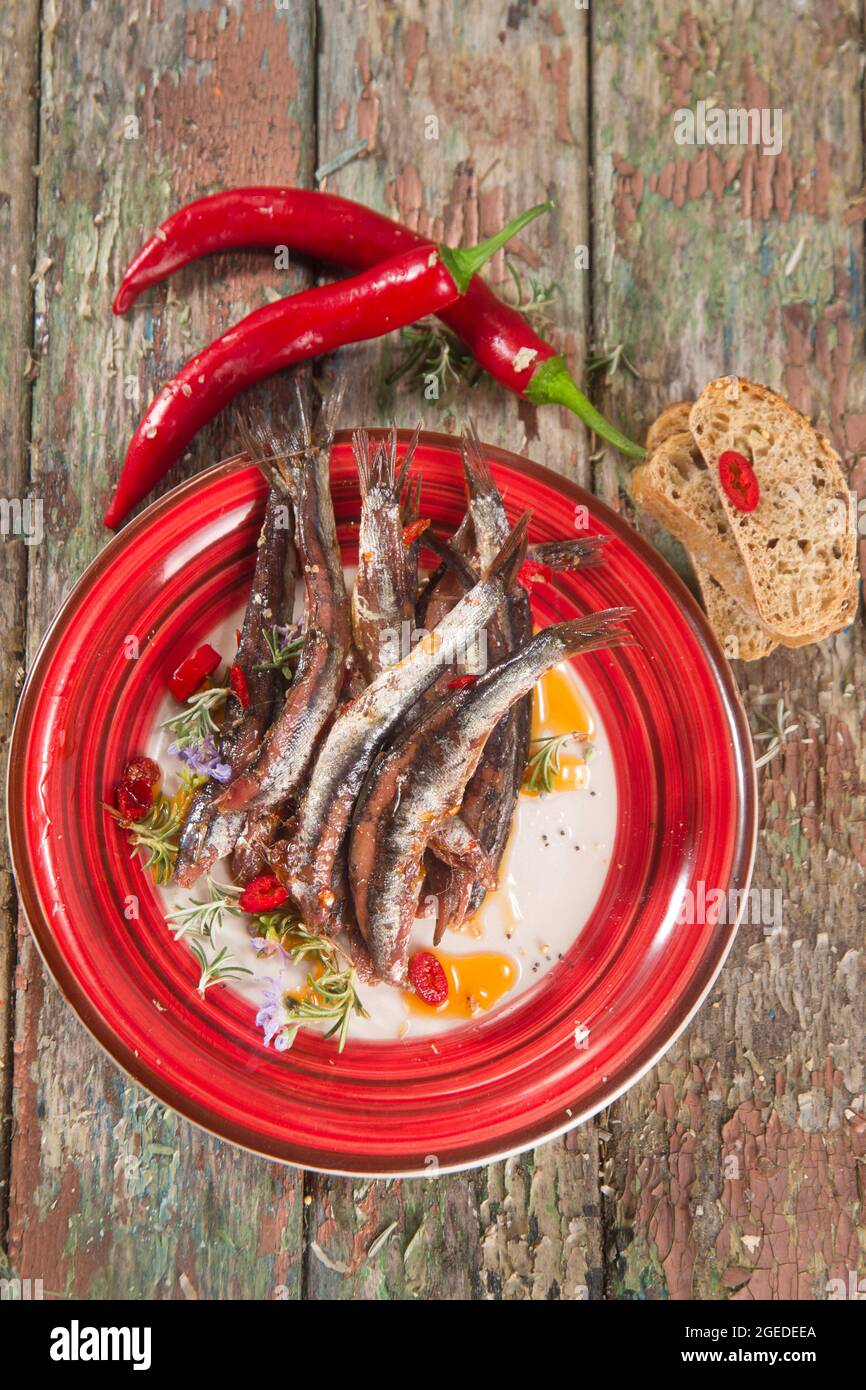 Présentation d'un plat à base d'anchois épicés Banque D'Images