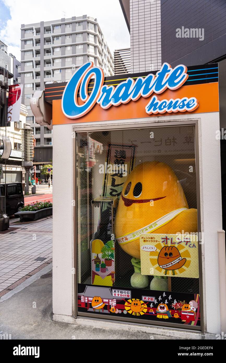 La mascotte japonaise Orente accueille les visiteurs de l'Orante House sur Orange Street, près du temple Sensoji à Asakusa, Tokyo, Japon. Banque D'Images