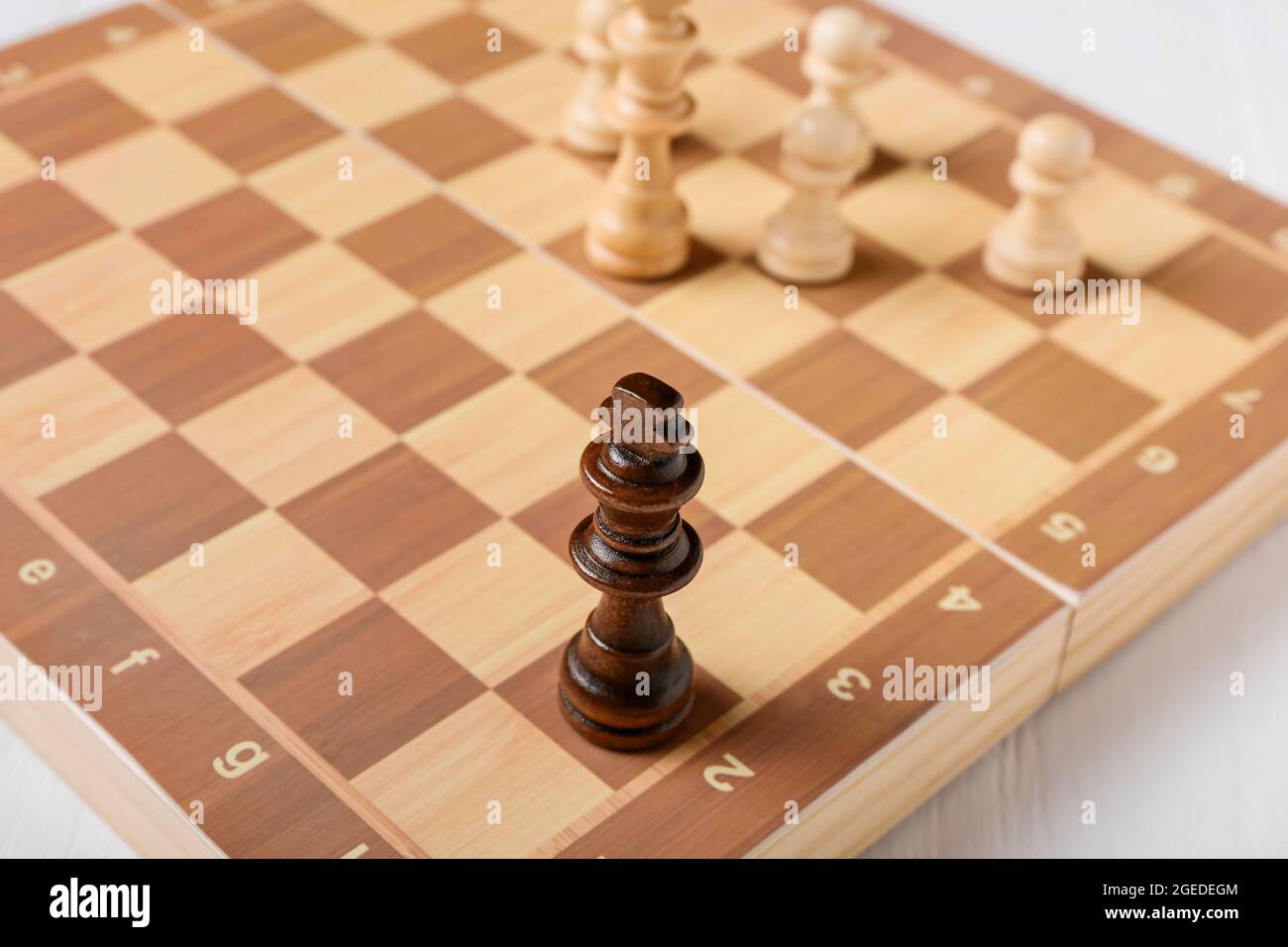 Pièce d'échecs à bord. Concept de racisme Banque D'Images
