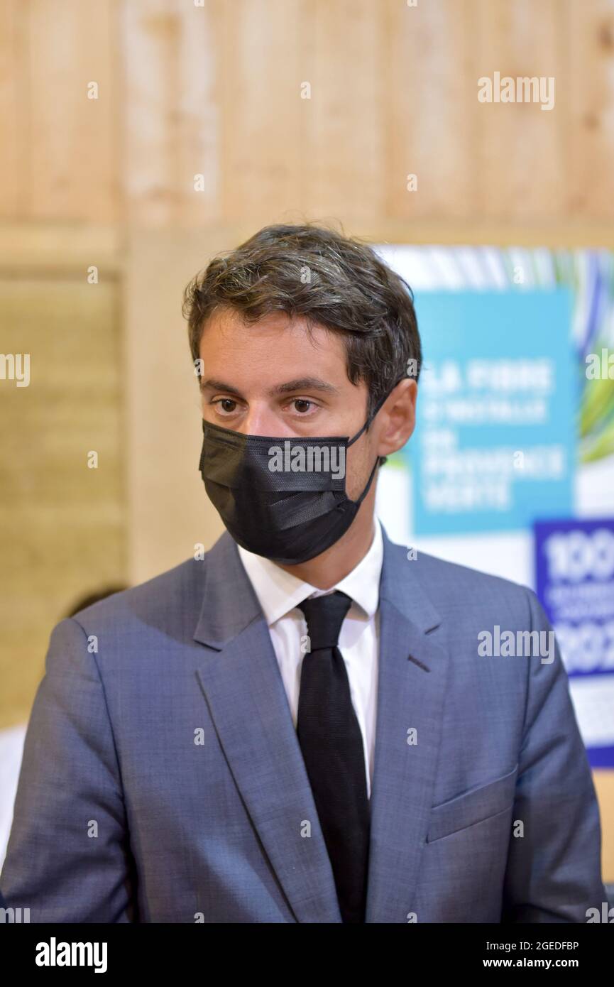 18 août 2020, Brignoles, Var, France: Gabriel Attal (R) porte-parole du gouvernement vu lors d'une visite officielle au centre de vaccination de Brignoles dans le département du Var. Le passe sanitaire pour les magasins et les restaurants est mis en place progressivement depuis le début du mois d'août. L'objectif du gouvernement est d'avoir au moins 50 millions de personnes qui recevront leur première injection de vaccin Covid-19 d'ici la fin du mois d'août. Les fonctionnaires augmentent leurs visites dans les établissements de santé pour s'assurer que les règles sont appliquées et pour éclairer les professions touchées par les nouvelles exigences de vaccination. Banque D'Images