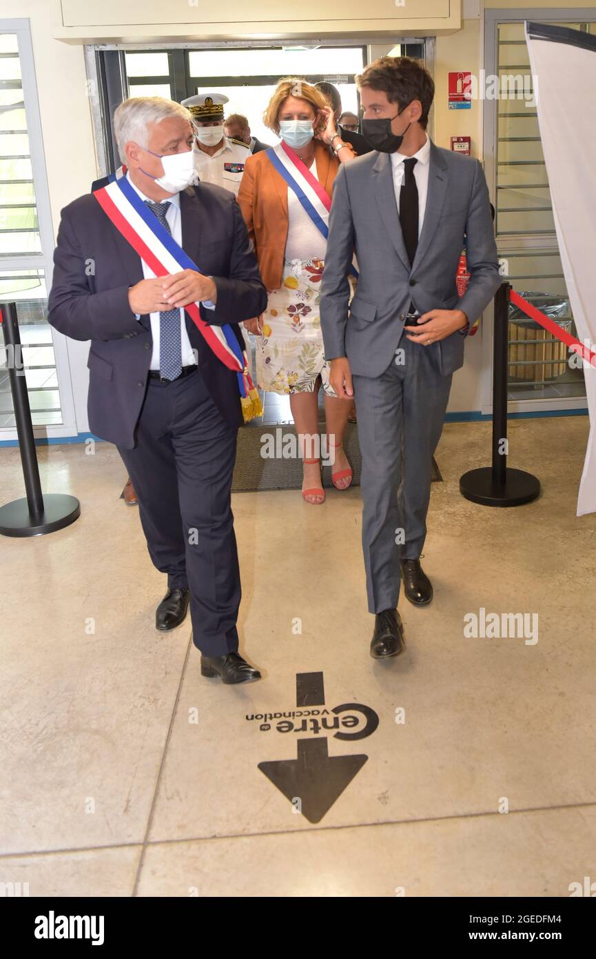 Didier Bremond (L), maire de Brignoles et Gabriel Attal (R) porte-parole du Gouvernement lors d'une visite officielle au centre de vaccination de Brignoles dans le département du Var. Le passe sanitaire pour les magasins et les restaurants est mis en place progressivement depuis le début du mois d'août. L'objectif du gouvernement est d'avoir au moins 50 millions de personnes qui recevront leur première injection de vaccin Covid-19 d'ici la fin du mois d'août. Les fonctionnaires augmentent leurs visites dans les établissements de santé pour s'assurer que les règles sont appliquées et pour éclairer les professions touchées par les nouvelles exigences de vaccination. Banque D'Images