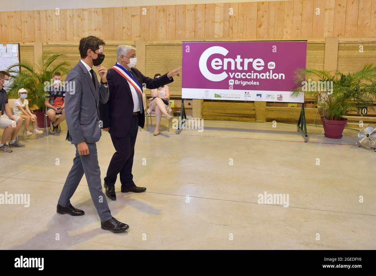 Didier Bremond (R), maire de Brignoles et Gabriel Attal (L) porte-parole du Gouvernement lors d'une visite officielle au centre de vaccination de Brignoles. Le passe sanitaire pour les magasins et les restaurants est mis en œuvre progressivement depuis le début du mois d'août. L'objectif du gouvernement est d'avoir au moins 50 millions de personnes qui recevront leur première injection de vaccin Covid-19 d'ici la fin du mois d'août. Les fonctionnaires augmentent leurs visites dans les établissements de santé pour s'assurer que les règles sont appliquées et pour éclairer les professions touchées par les nouvelles exigences de vaccination. (Photo de Laurent Banque D'Images