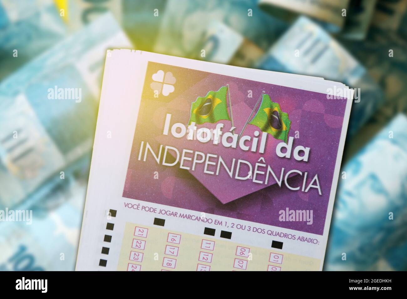 Minas Gerais, Brésil - 19 août 2021 : billet de loterie Caixa Lotofacil da Independencia et espèces Banque D'Images