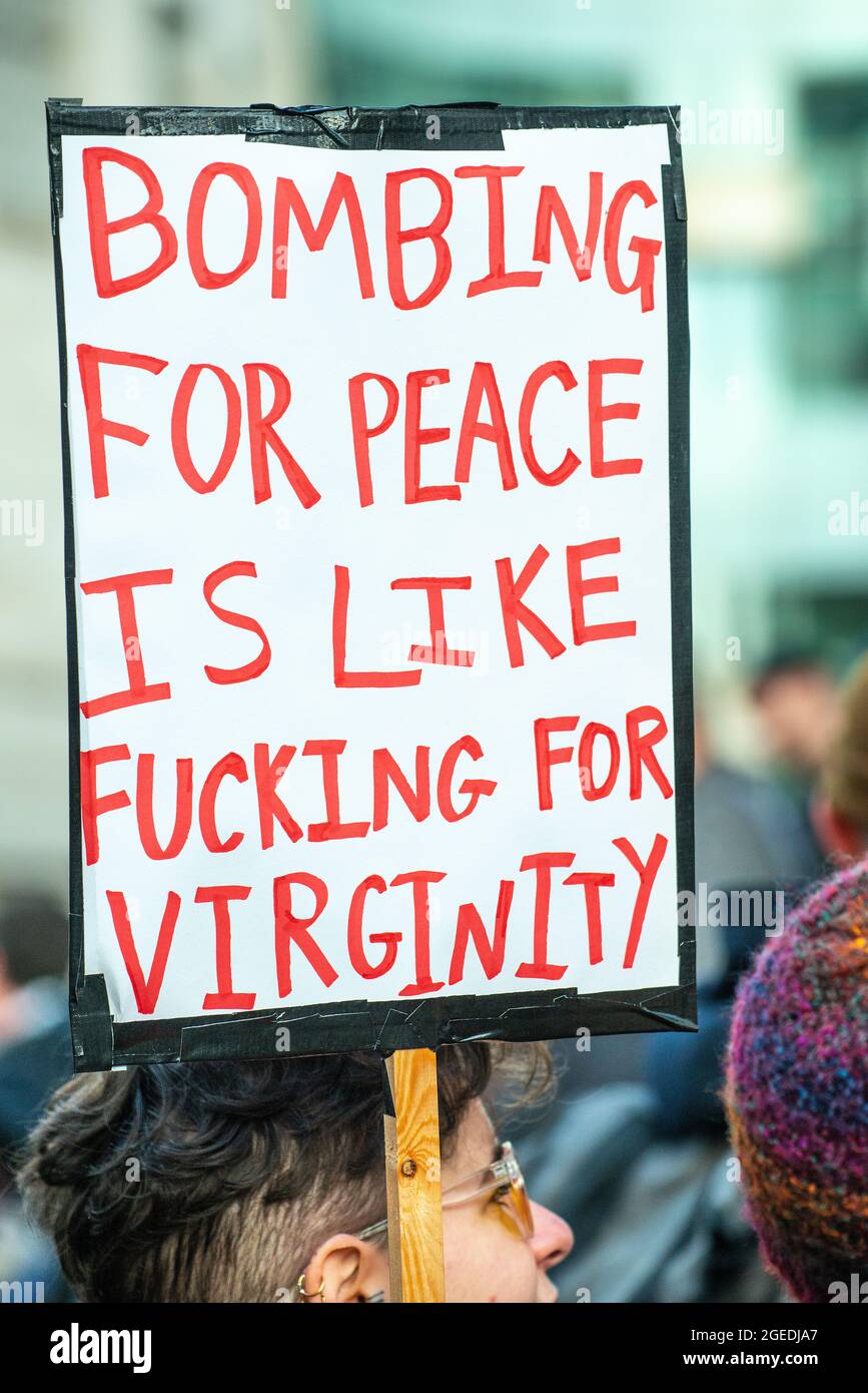 Londres, Royaume-Uni. 11 janvier 2020. Signe de protestation contre la guerre lors de la manifestation DE NON-GUERRE AVEC L'IRAN à Portland place, Londres, en campagne pour la paix et la désescalade au Moyen-Orient. Banque D'Images