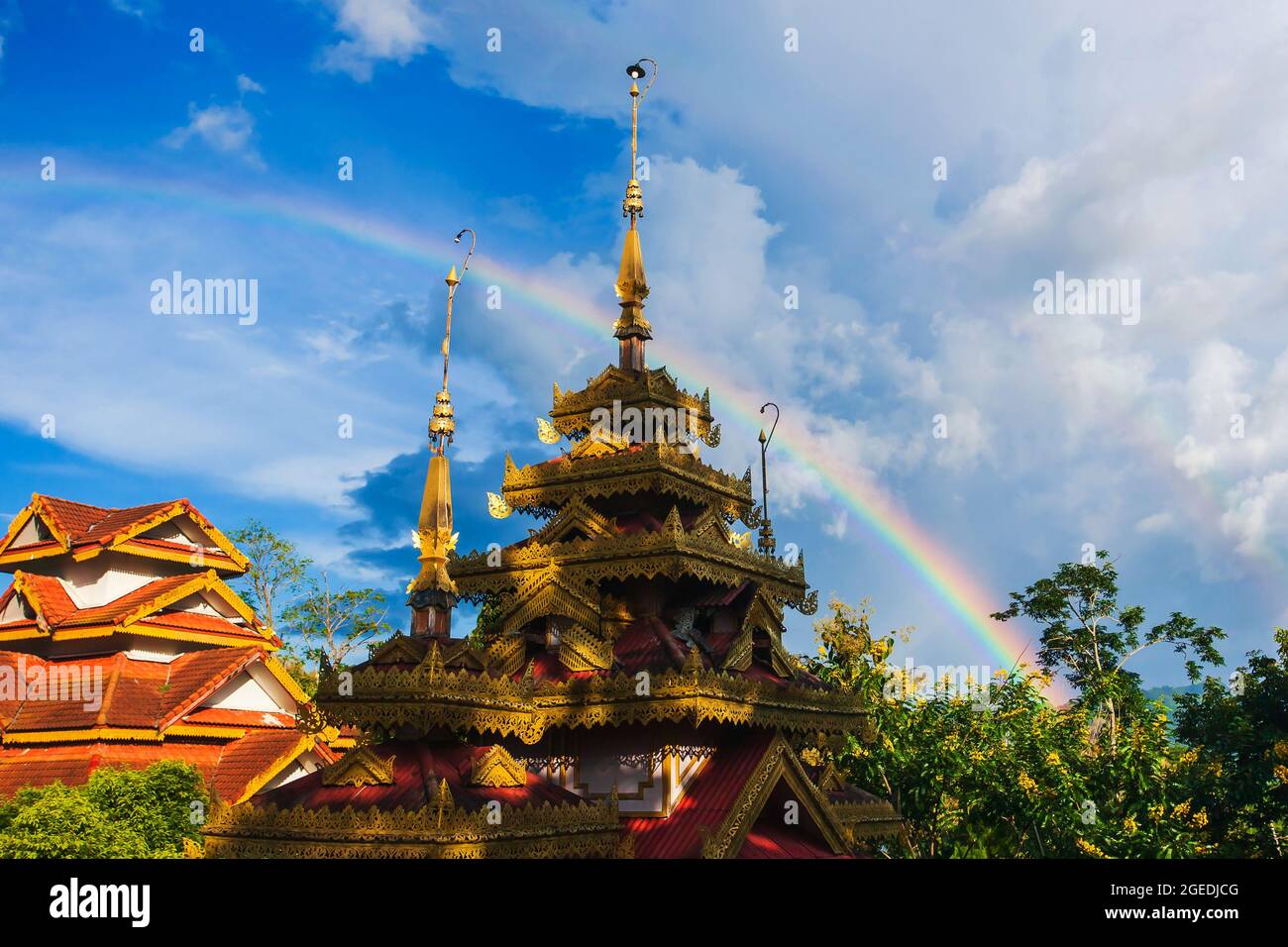 Arc-en-ciel coloré sur l'ancien temple en bois. Temple bouddhiste Shan-Thai près de la frontière Thaïlande-Myanmar. Thaton, Chiang Mai, Thaïlande. Saison de pluie. Banque D'Images