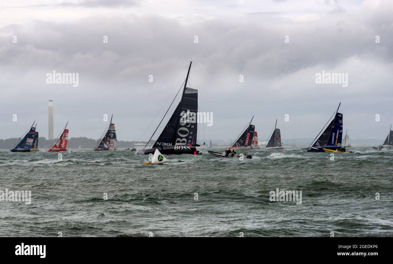 Alex Thomson dans 'Hugo Boss' avec d'autres Imoca 60 au début de la Rolex Fastnet Race 2021, Cowes, Isle of Wight, Angleterre, Royaume-Uni Banque D'Images