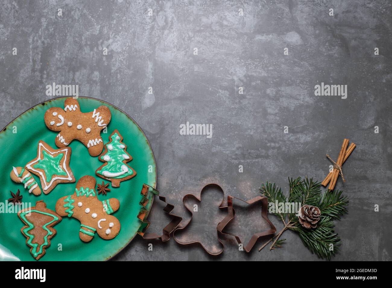 Fond de Noël avec pain au gingembre, pommes de pin, brunches d'arbre de noël et formes de cuisson. Copier l'espace Banque D'Images