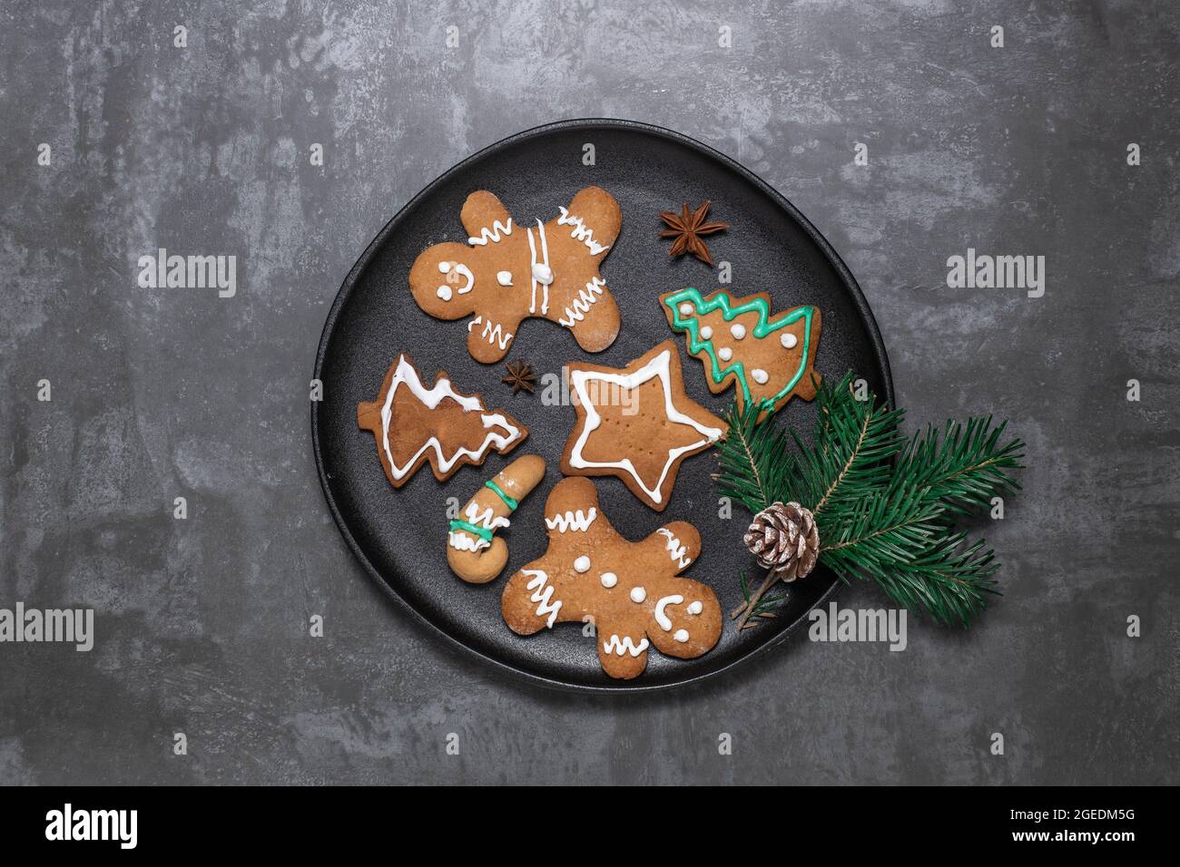 Fond de Noël avec pain au gingembre, pommes de pin, brunches d'arbre de noël et formes de cuisson. Copier l'espace Banque D'Images