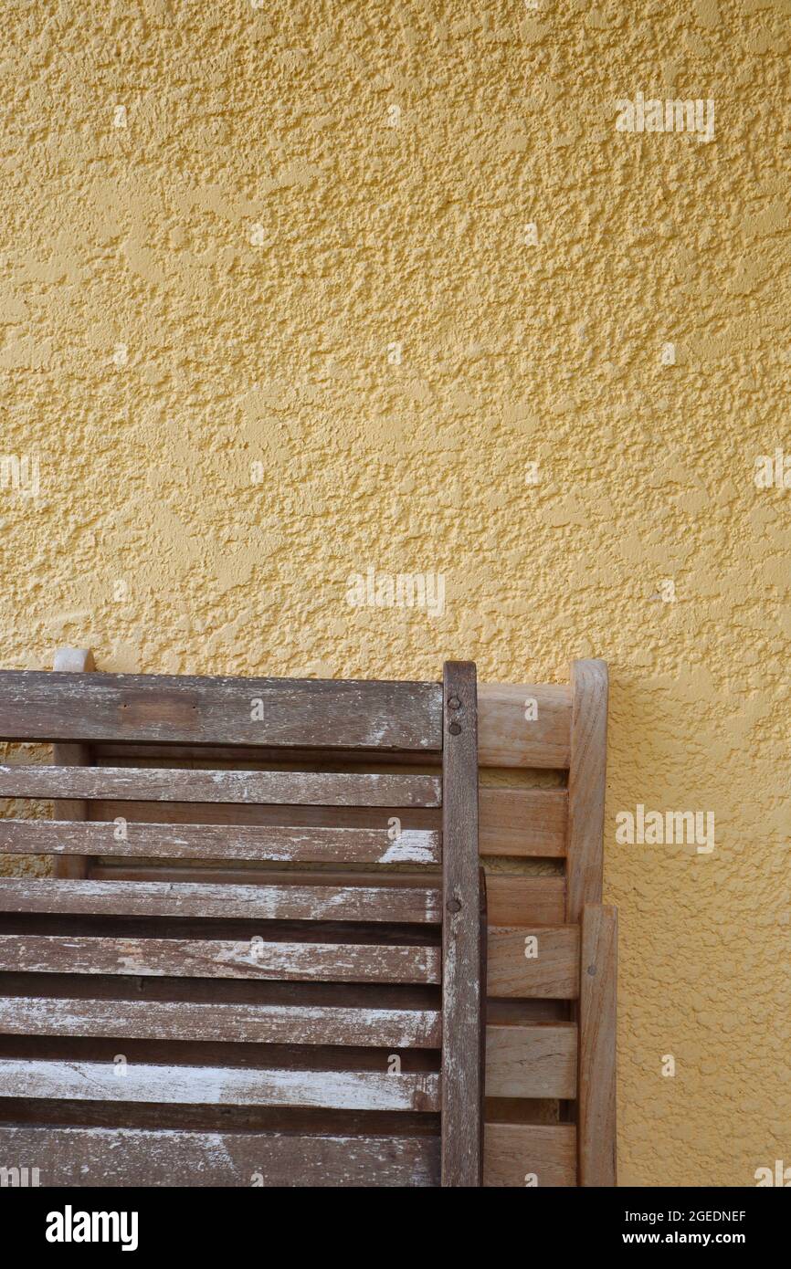 Mur jaune et chaises marron ancien fond, papier peint. Concept de motif minimal. Banque D'Images