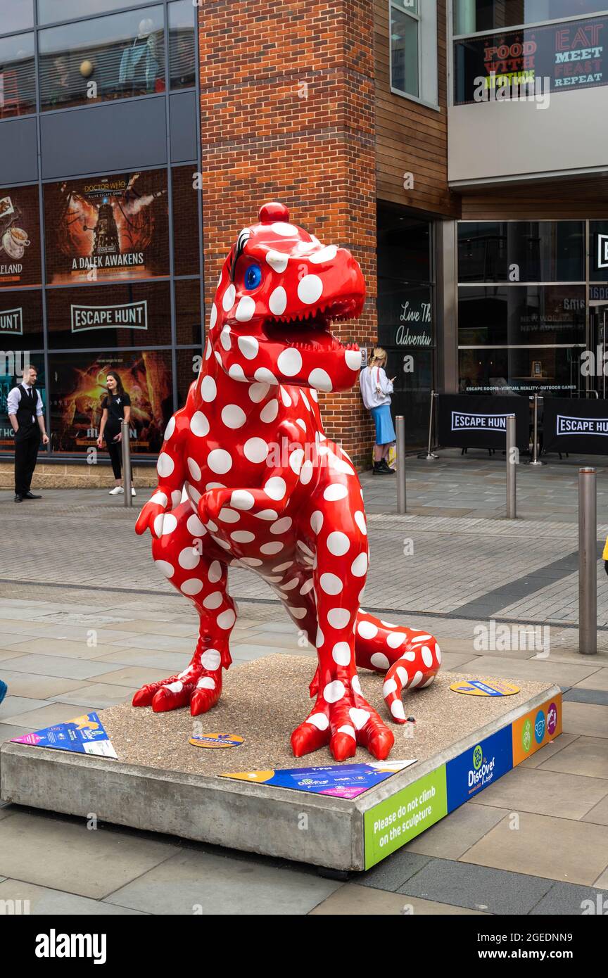3 gogo Dinosaur debout sur une plinthe en face de l'entrée du centre commercial de Chantry place dans le centre de Norwich Banque D'Images