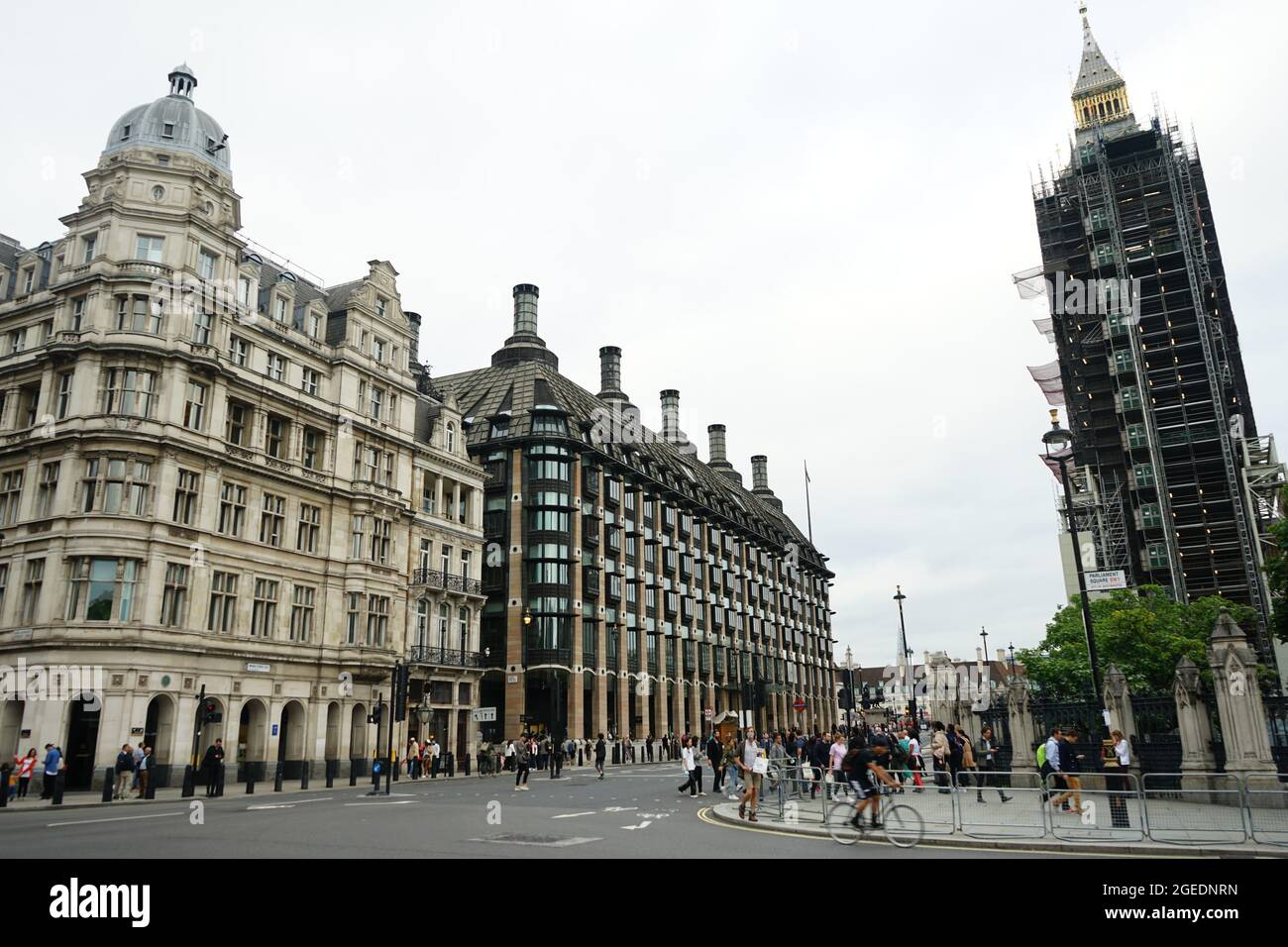 La gare de Westminster et les bâtiments environnants, avec Big Ben et la Tour Elizabeth sur la droite sur Bridge Rd à Londres, Angleterre, U.K Banque D'Images