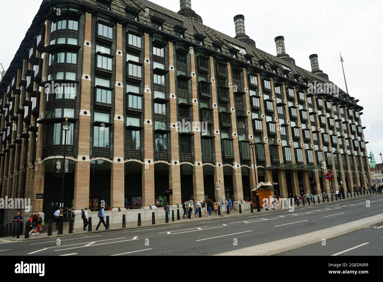 La gare de Westminster et les bâtiments environnants sur Bridge Rd près du pont de Westminster à Londres, Angleterre, U.K Banque D'Images