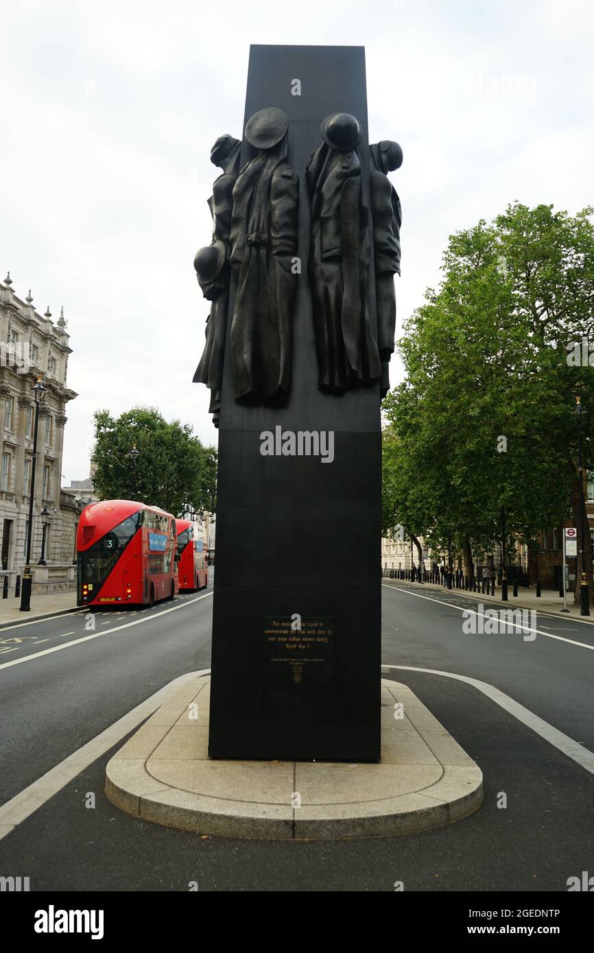 The Women of World War 2 War Memorial sculpture de John W. Mills sur Whitehall, Londres, Angleterre, Royaume-Uni Banque D'Images