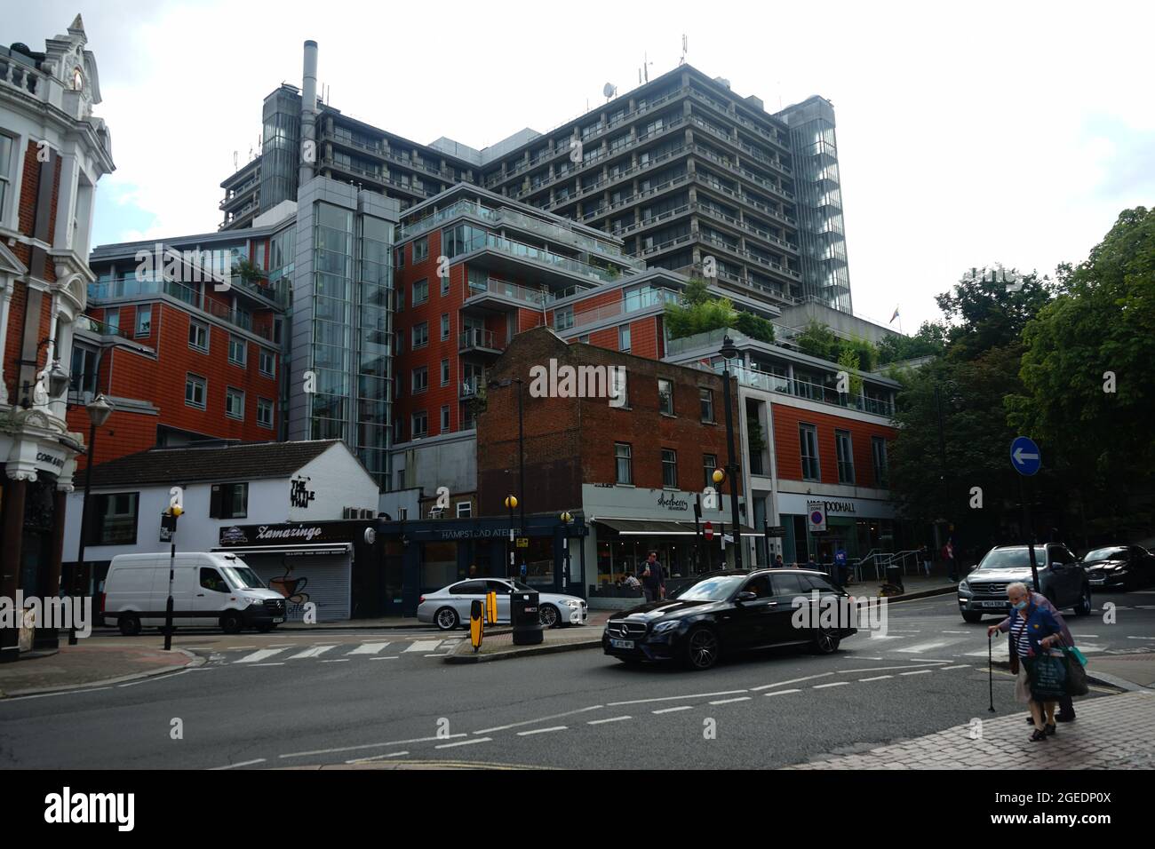 La jonction de Elm St, S.end Green et Fleet Rd avec le Royal Free Hospital en arrière-plan Banque D'Images