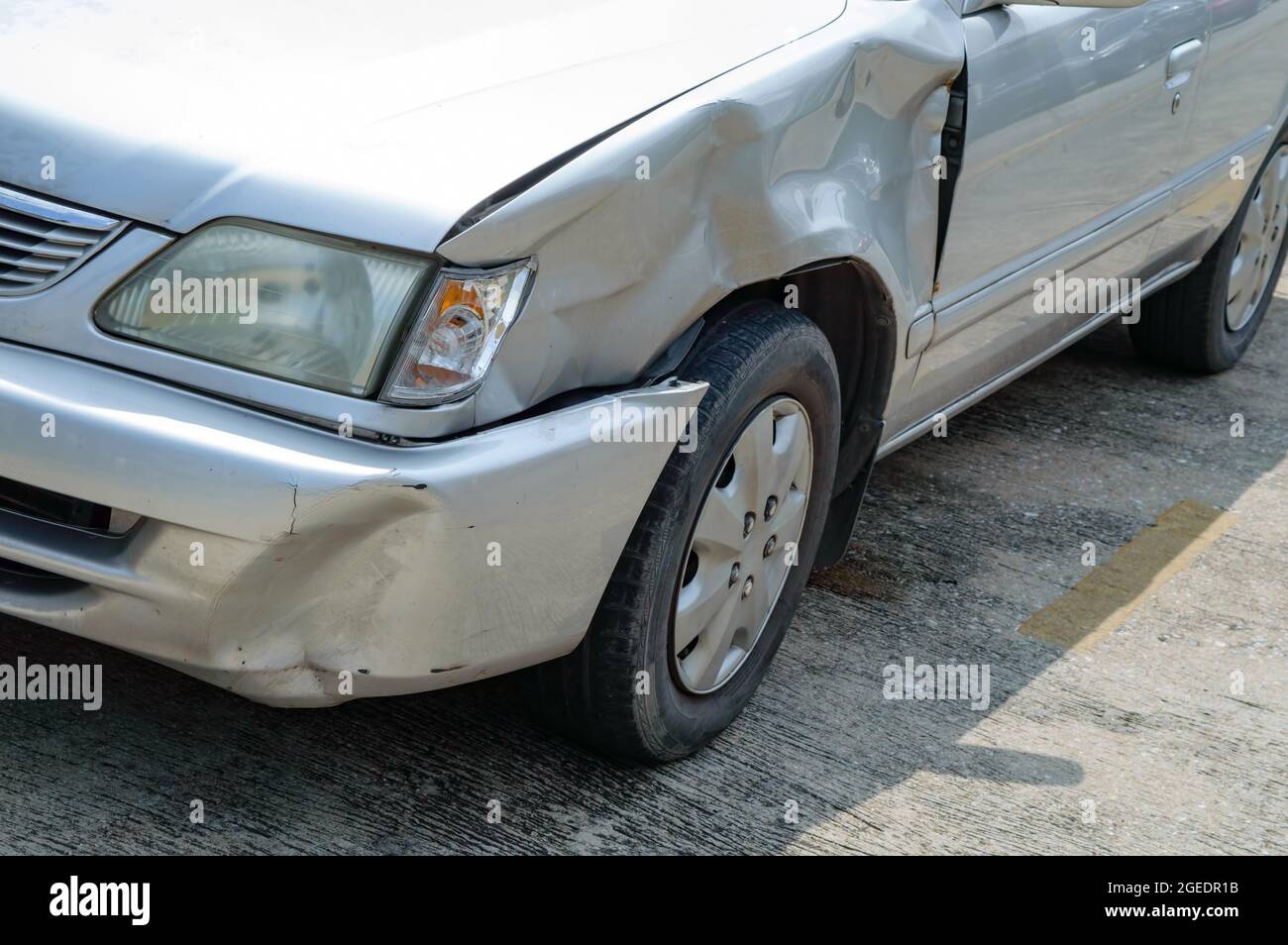 des marques effrayées sur le corps d'une voiture avant gauche suite à une collision accidentelle avec une moto à conduite rapide montrent un miroir brisé du couvercle de la lampe de poche Banque D'Images