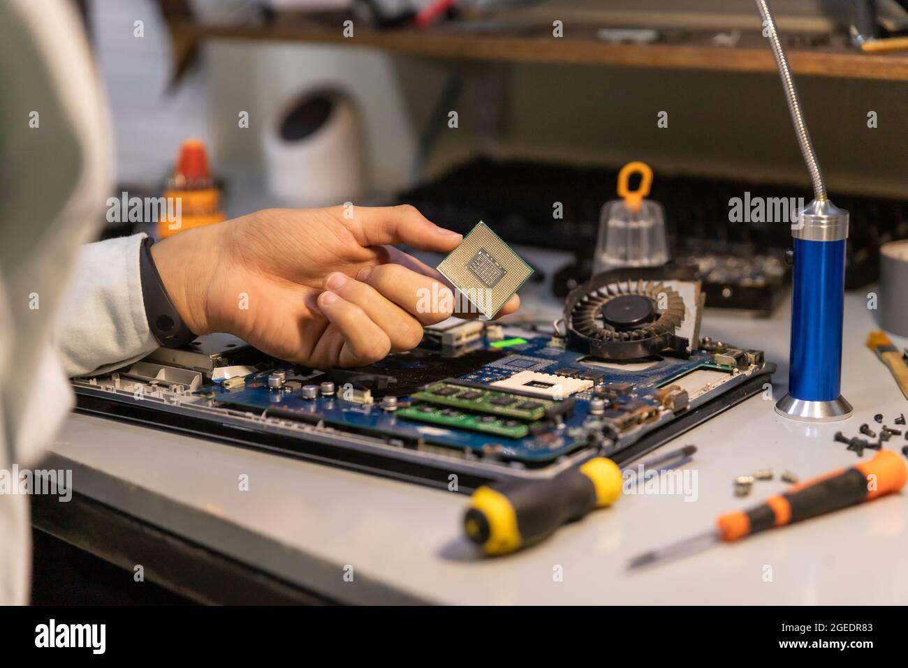 Technicien de réparation informatique pour réparer un ordinateur portable Banque D'Images