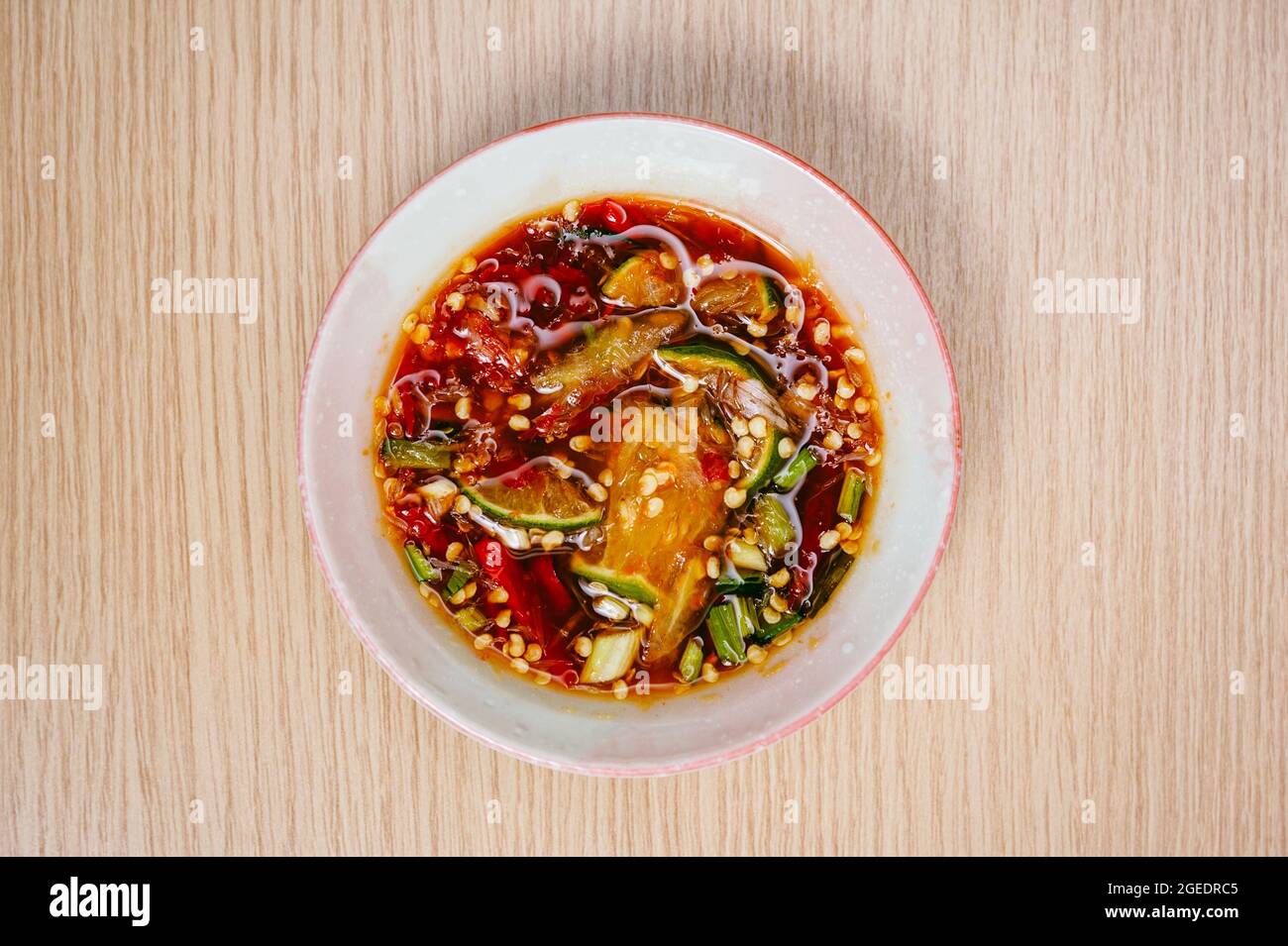 sauce chili épicée de style thaï mélangée à de la sauce de poisson, du piment rouge, de la chaux, des tranches de scallion etc Banque D'Images