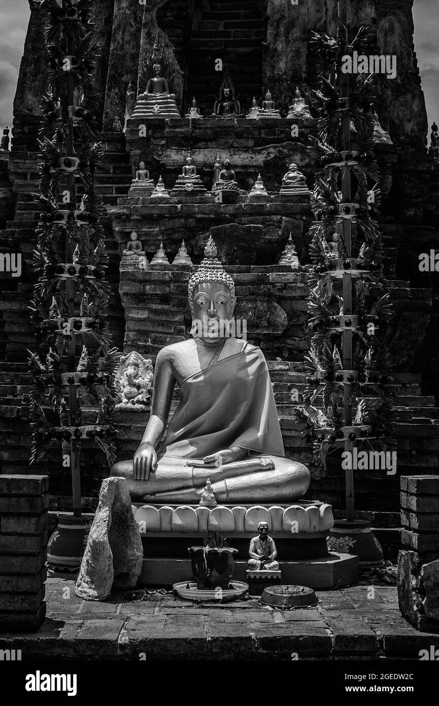 statue de bouddha en noir et blanc Banque D'Images