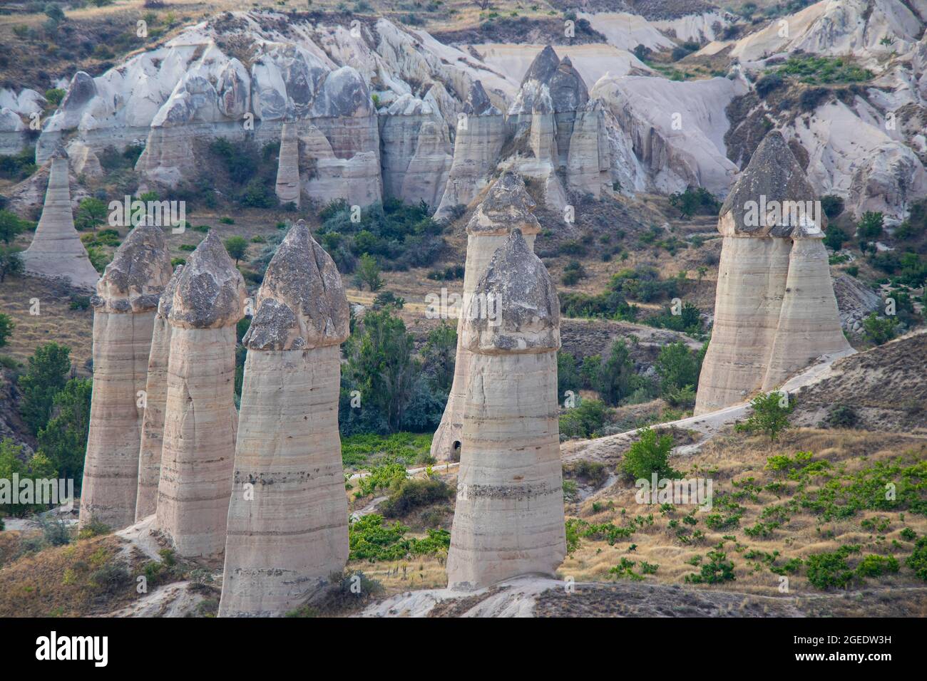 Vallée de l'amour à Goreme, Turquie. Paysage rural de Cappadoce. Maisons en pierre à Göreme, Cappadoce. Montagnes de sable Banque D'Images