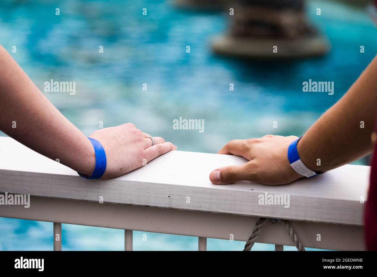 19 août 2021, Bade-Wurtemberg, Rust: Les visiteurs d'Europa-Park portent des bracelets qui les identifient comme testés, vaccinés ou convalescents. Photo: Philipp von Ditfurth/dpa Banque D'Images