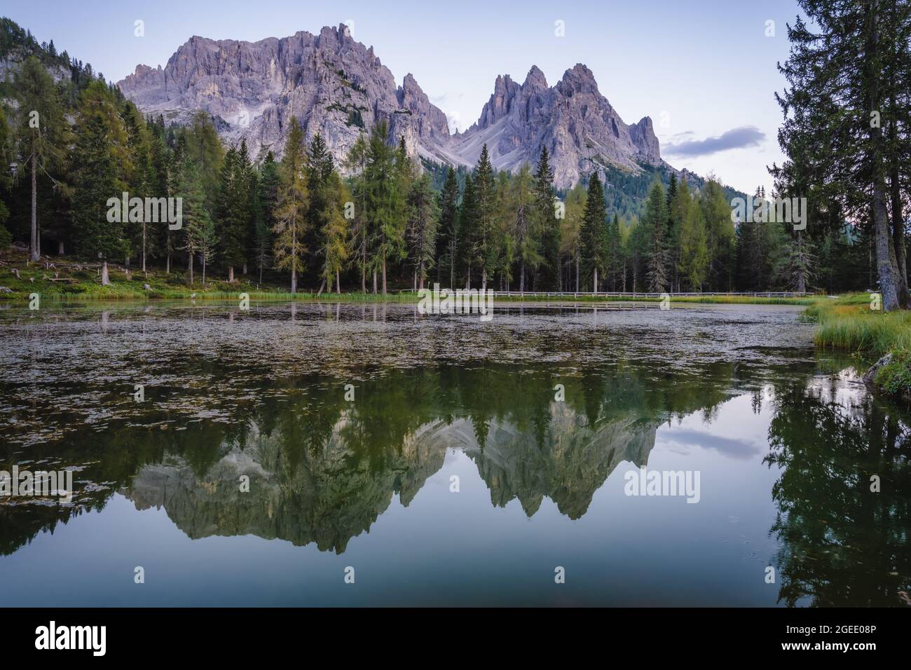 Lac Lago Antorno avec groupe de montagne Cadini di Misurina en arrière-plan, Dolomites, Italie Banque D'Images