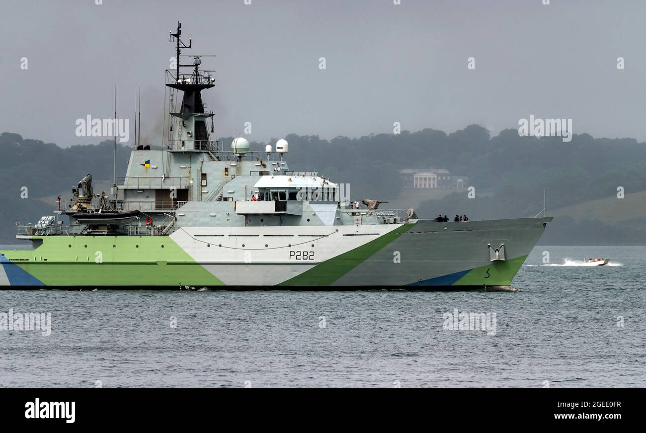 Falmouth Harbour, Cornwall, Royaume-Uni. 19 août 2021. Le navire de patrouille de la Marine royale HMS Severn P282 part du port de Falmouth dans sa nouvelle décoration de camouflage « Western Approvers », utilisée pour la première fois sur les navires de la Seconde Guerre mondiale. La décoration est un hommage à tous les marins qui sont morts et qui se sont battus à la bataille de l'Atlantique. HMS Severn sera mis en service le 28 août 2021 crédit: Bob Sharples/Alay Live News Banque D'Images