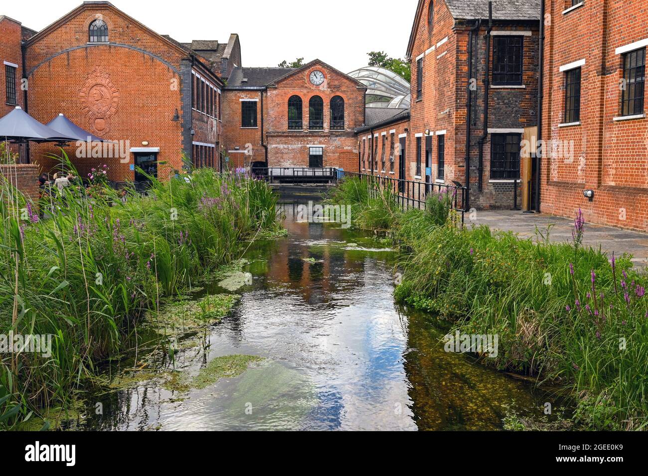 Whitchurch, Hampshire, Angleterre - août 2021 : entrée à la distillerie Bombay Sapphire Gin, installée dans une ancienne papeterie historique. Banque D'Images