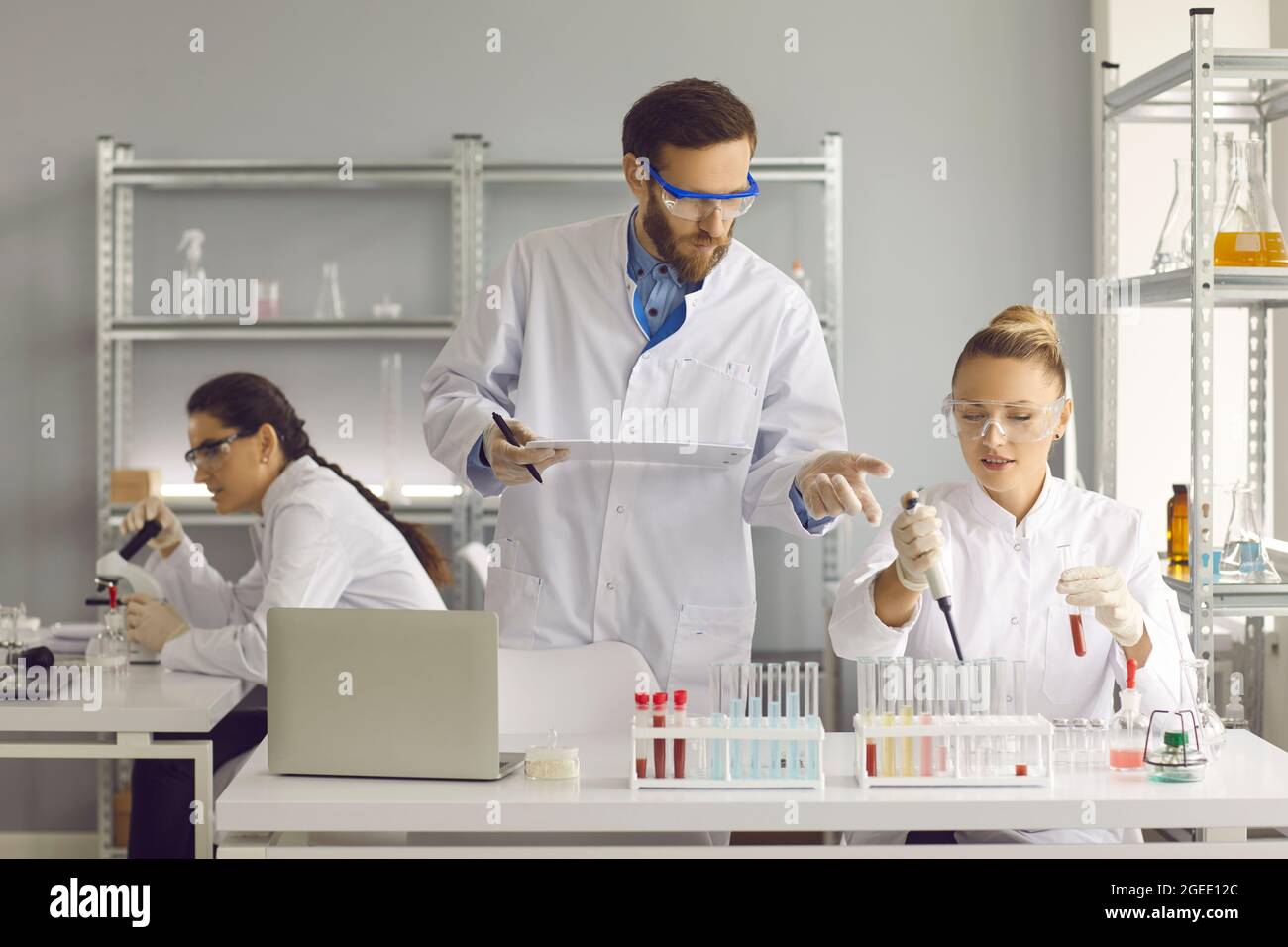 Un groupe de jeunes scientifiques mène des recherches scientifiques. Banque D'Images